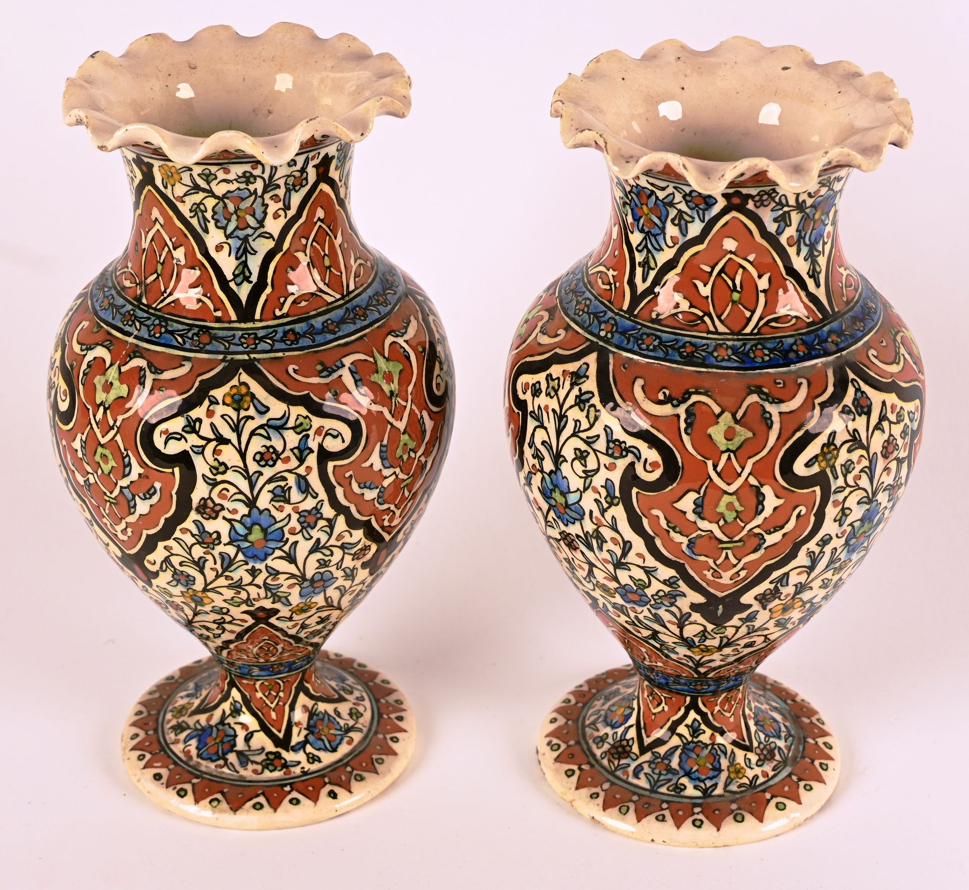 Dans le syle d'Iznik. Paire de vases In stile Iznik.
Coppia di vasi colorati in &hellip;