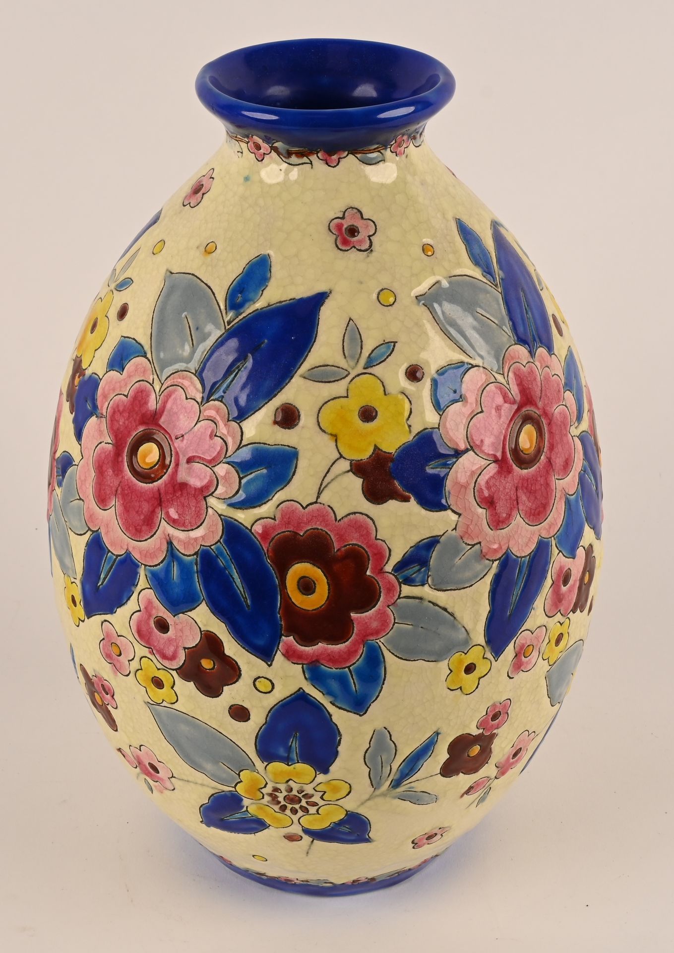 Vase en faïence fine Charles Catteau为Boch Kéramis设计的作品
精美的陶器花瓶，上面有珐琅彩的风格化花朵。
装饰品&hellip;
