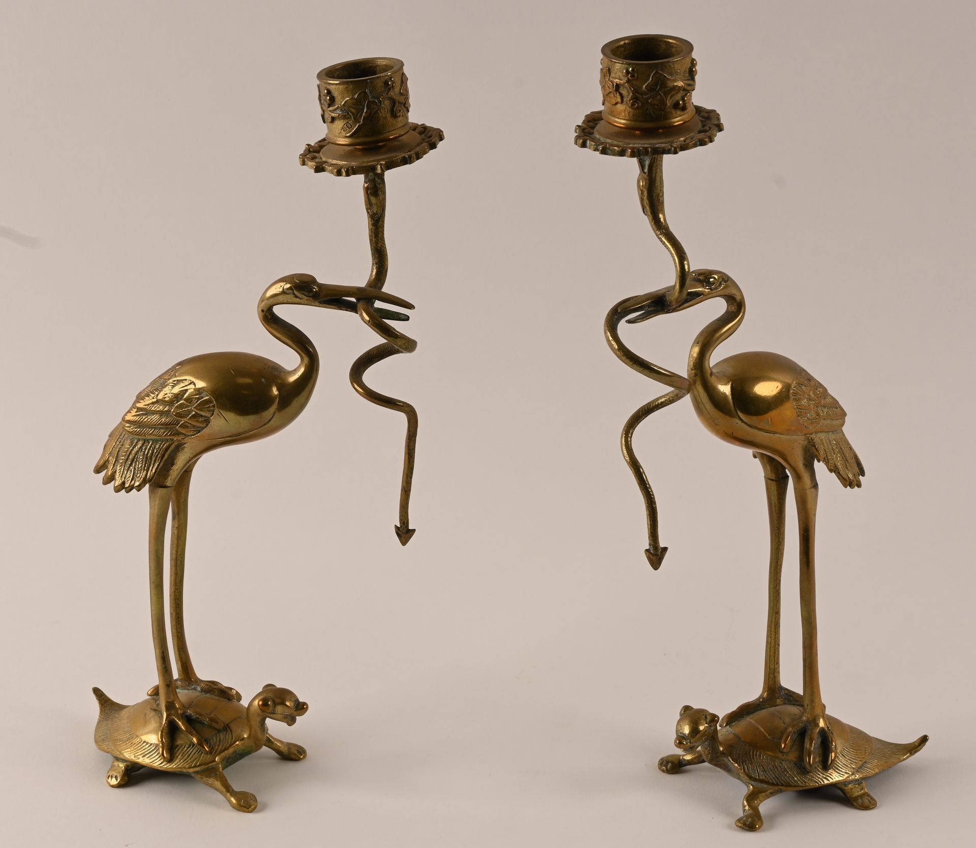 Paire de bougeoirs aux hérons Ein Paar Kerzenhalter aus vergoldeter Bronze, 1 Fe&hellip;