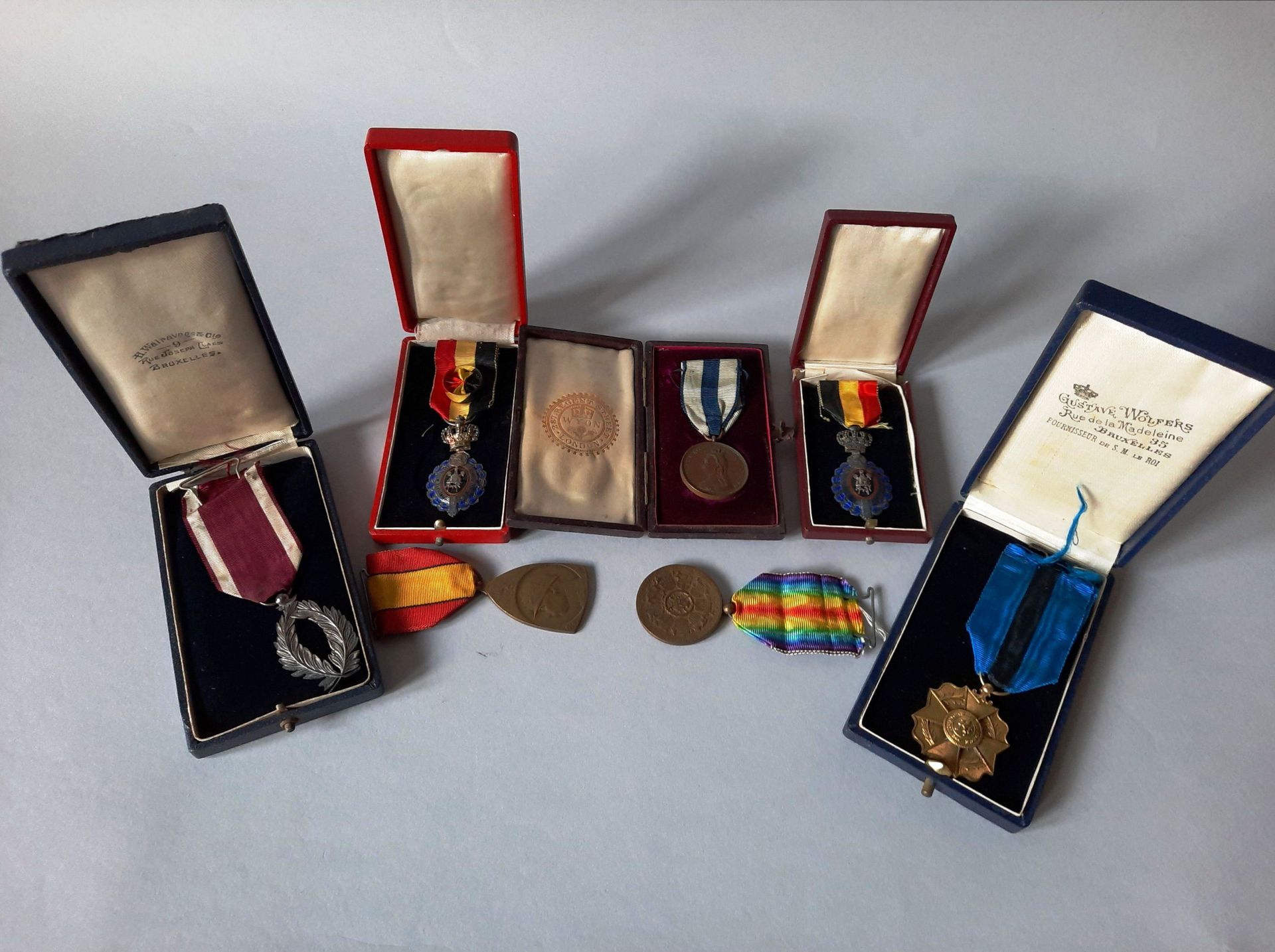 Belle suite de sept ( 7 ) médailles de guerre 美丽的七（7）套战争纪念章--纪念性的。