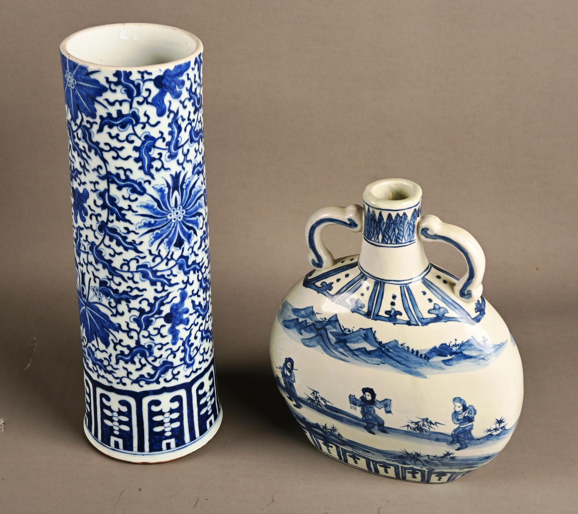 CHINE Suite de deux vases 中国 共和国，一套两个花瓶，葫芦（高：27.50厘米）和卷轴（37.50厘米），青花瓷。