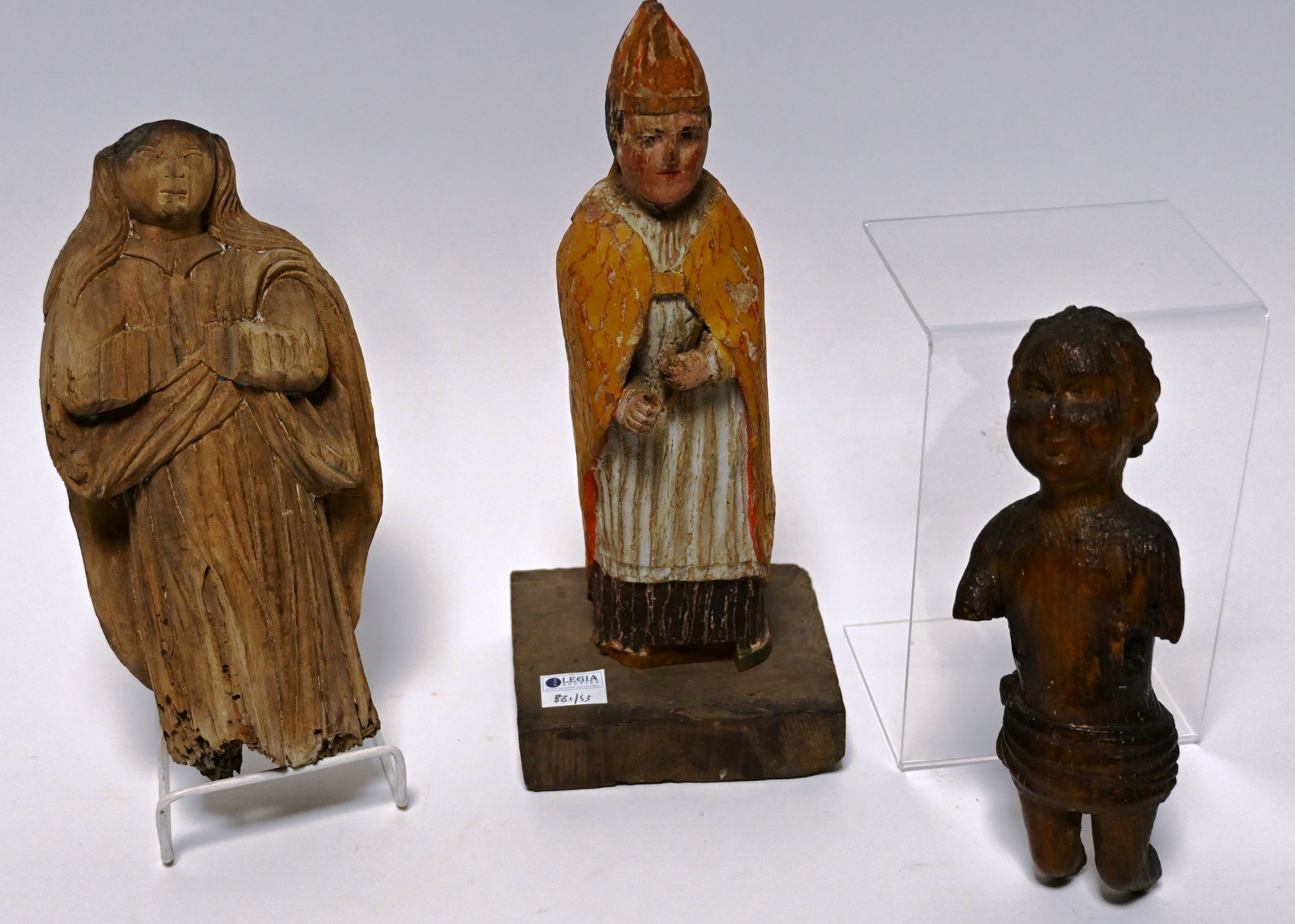 Sute de trois sculptures Suite de trois sculptures en bois à sujet religieux.
Tr&hellip;