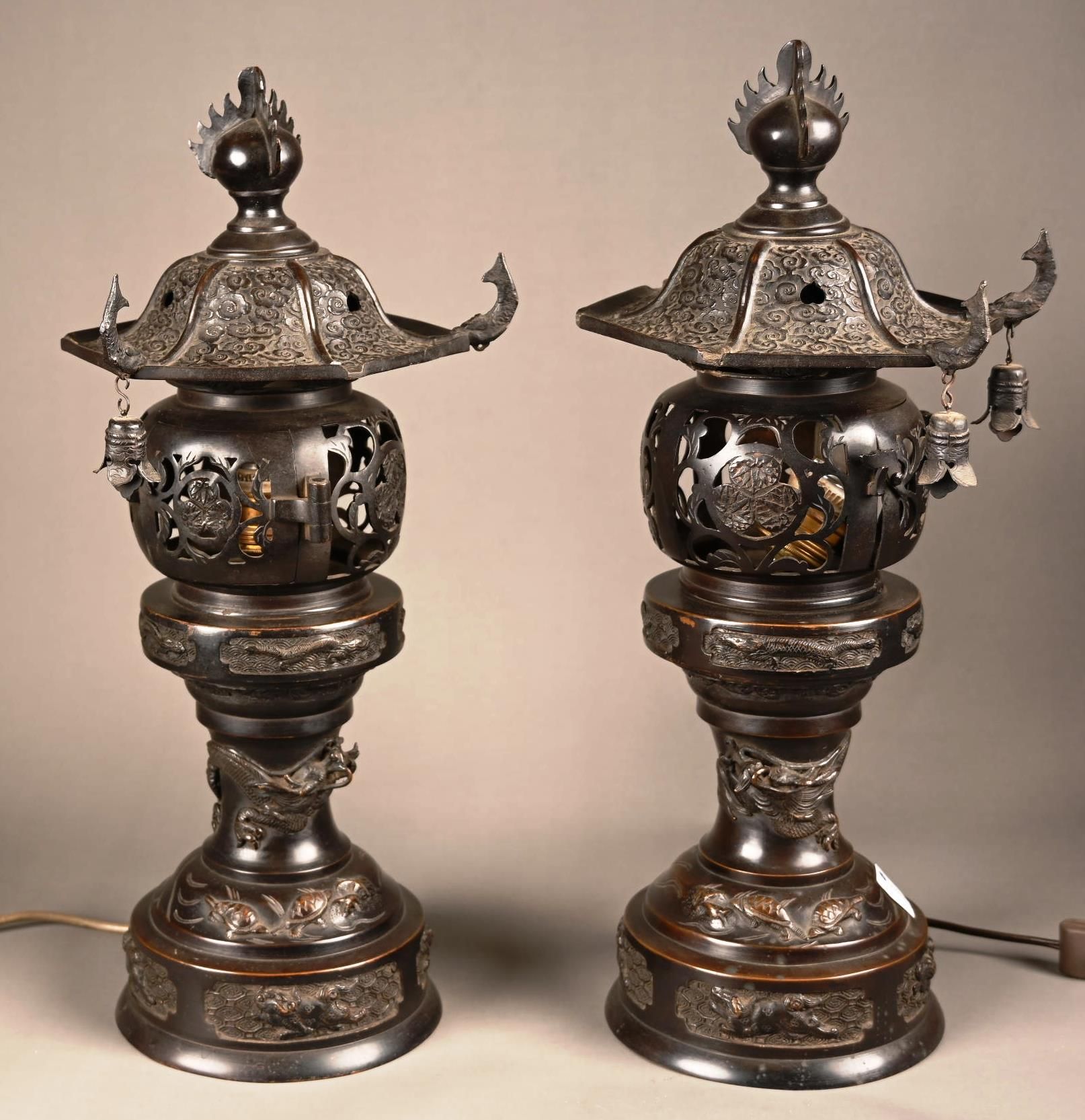 JAPON Paire de brûle parfum Epoque Meiji 日本 - 一对装在灯上的香水瓶，深棕色的青铜，装饰有乌龟，龙，......明治&hellip;