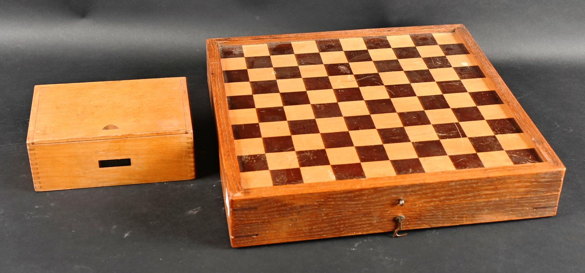 Boîte à jeux de jacquet et d'échec. Schachtel für Backgammon- und Schachspiele.
&hellip;