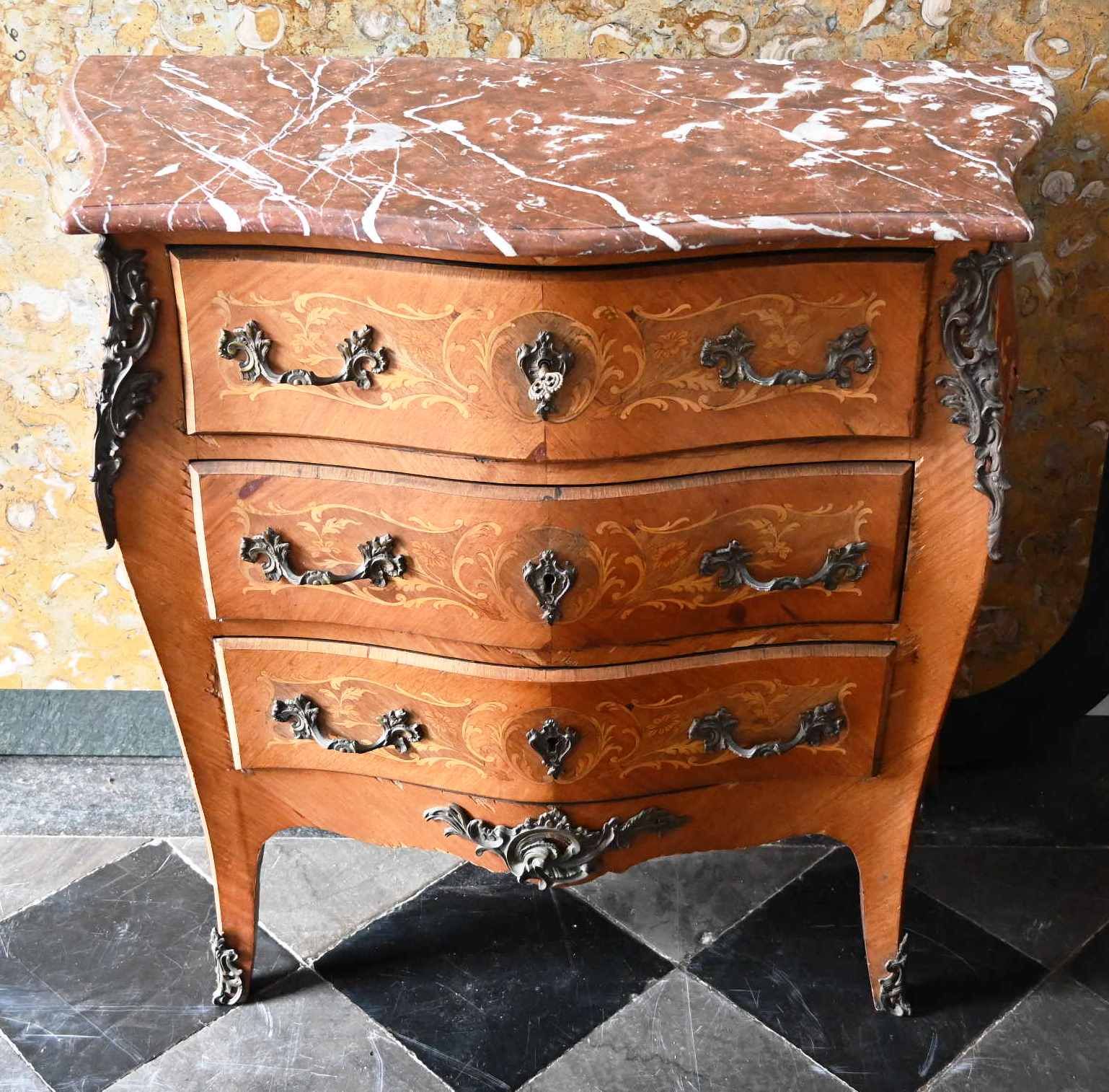 Commode galbée de style Louis XV 路易十五风格的弧形抽屉柜，用浅色木头镶嵌的树叶。有三排抽屉。顶部是红色的比利牛斯大理石，钥匙孔&hellip;