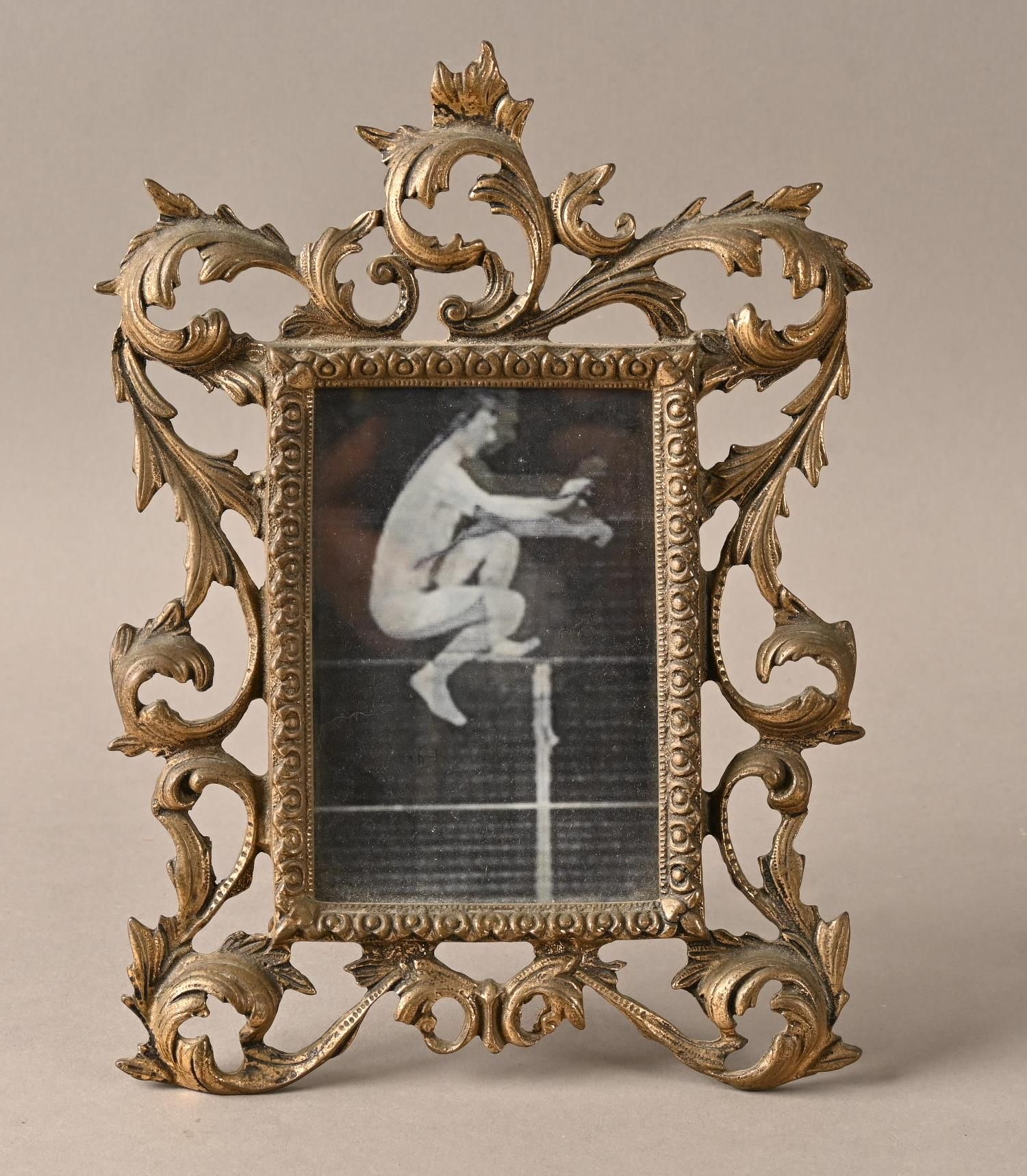 Photo noir et blanc 跳跃运动的黑白照片，随着视角的变化而变化，装在一个镀金的青铜 "巴洛克 "框架中 总尺寸：25 x 18厘米