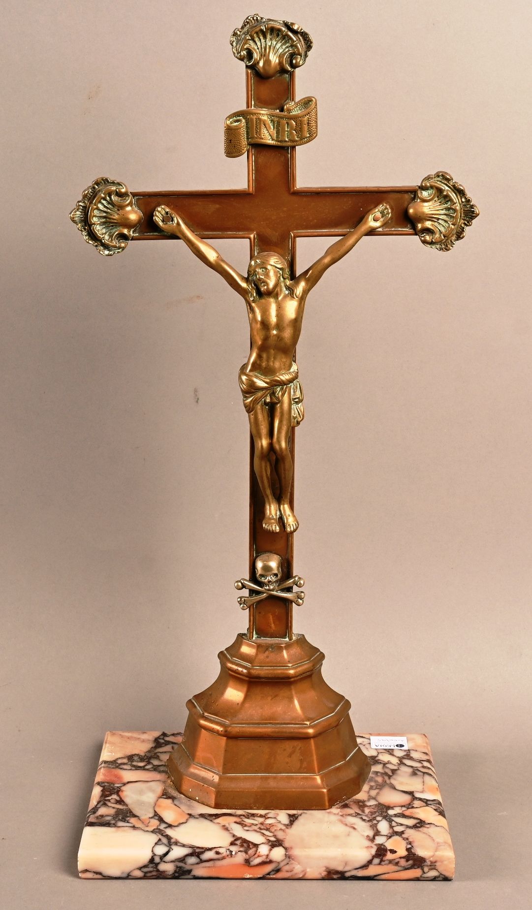 Christ en croix en cuivre doré 大理石夹板上的铜镀金十字架上的基督。
高48厘米。按原样。