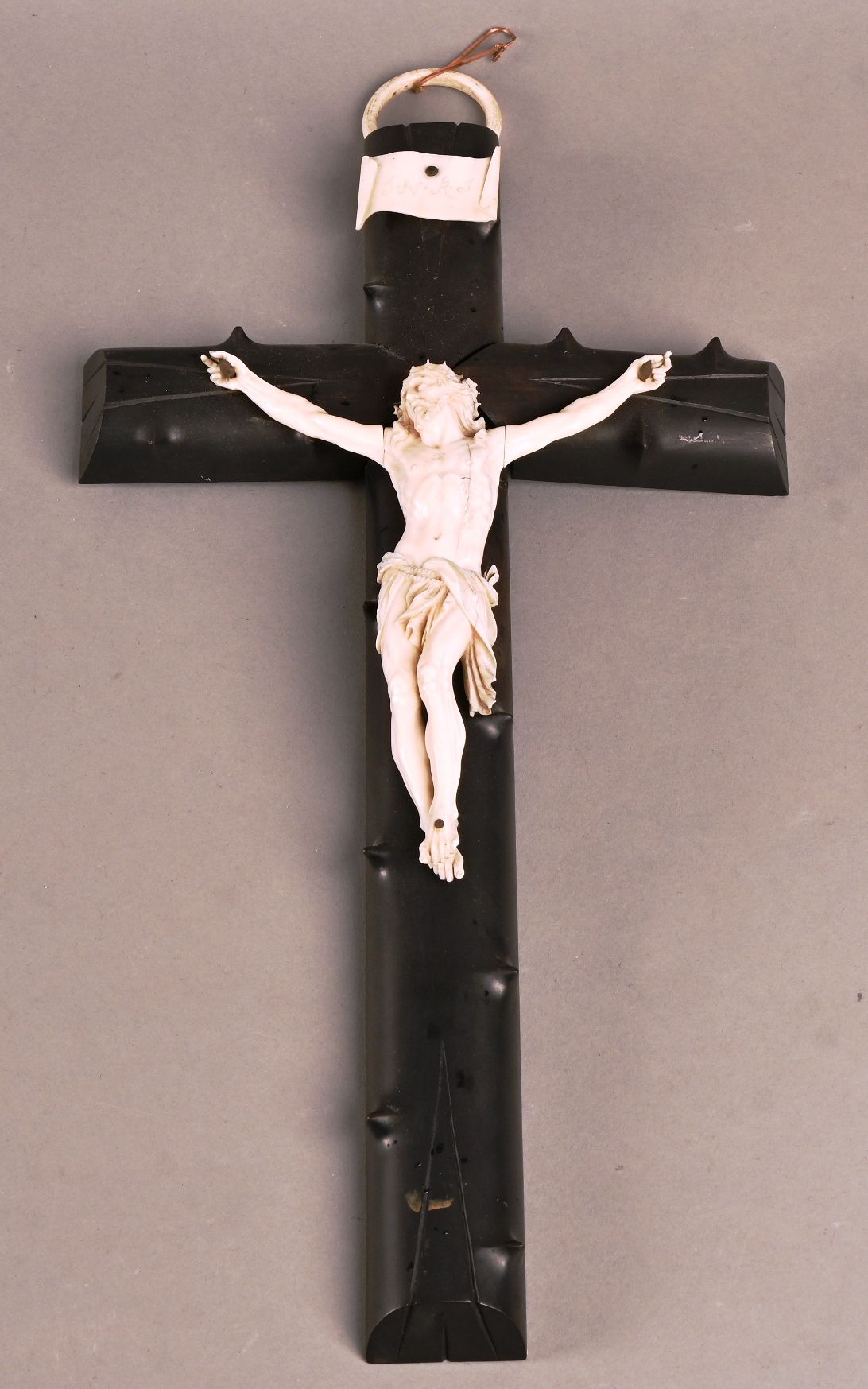 Christ en os sculpté sur une croix teintée. 雕刻在骨架上的基督在染色的十字架上。
损坏和丢失的部分。
基督的高度：2&hellip;