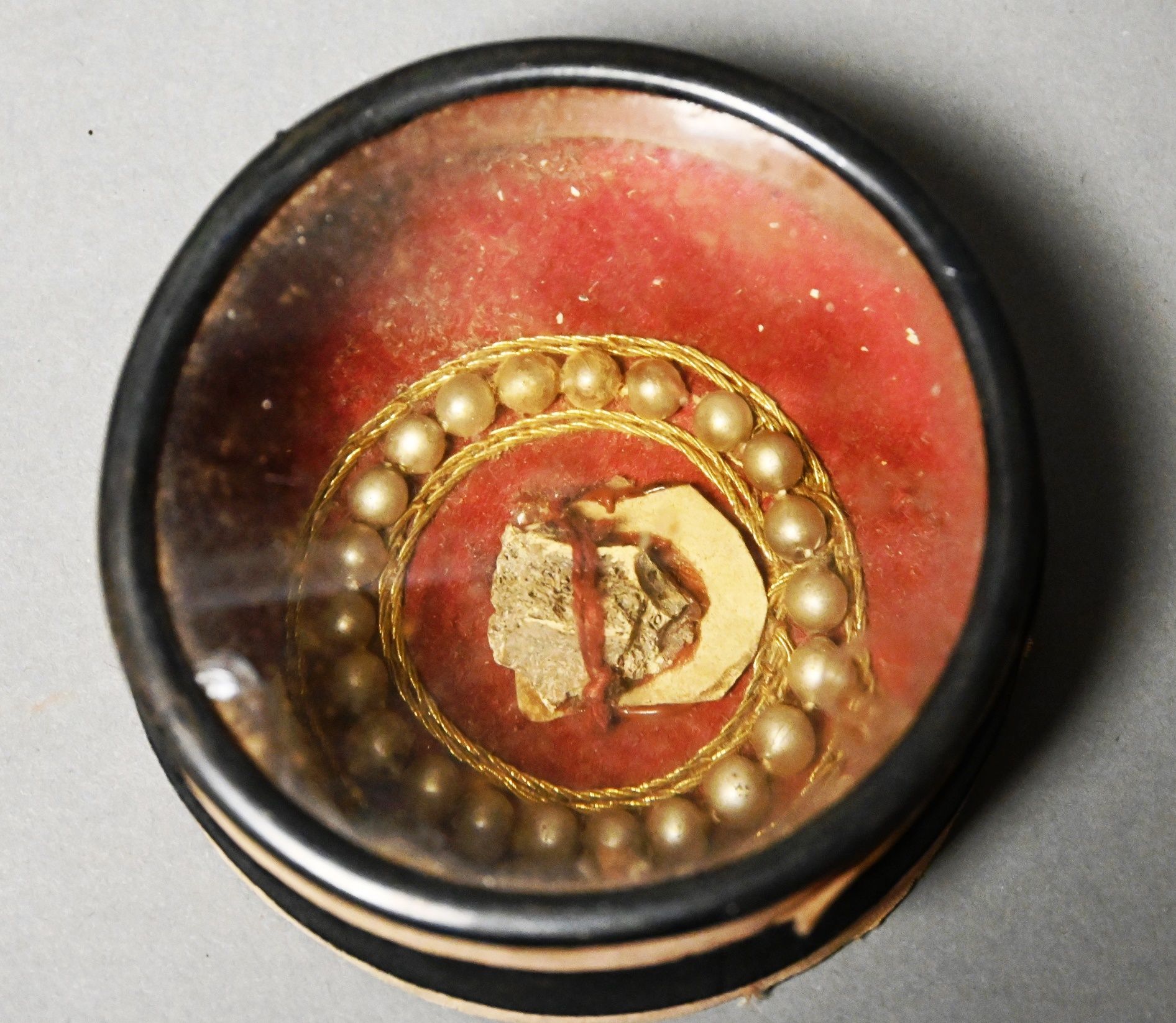 Reliquaire circulaire en laiton [Relic]
Circular brass reliquary with fabric bas&hellip;