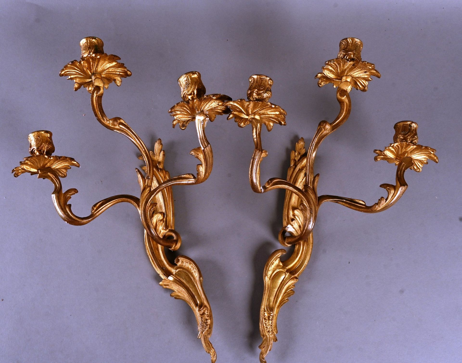 Paire d'appliques de style Louis XV Pair of Louis XV style sconces in gilt bronz&hellip;