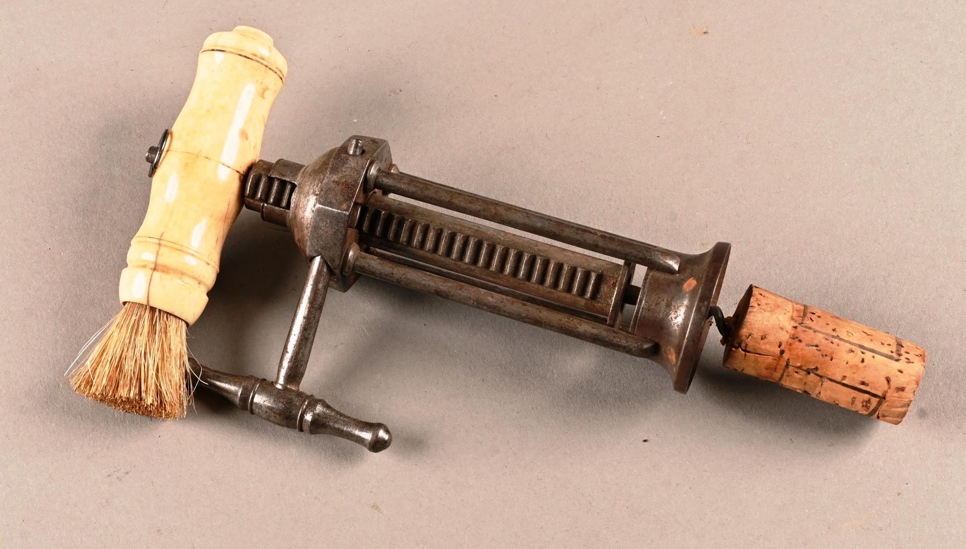 Tire-bouchon King Screw 19世纪英国国王螺旋开瓶器，带齿条和4根柱子，骨质手柄带刷子，钢质齿条手柄，状况良好（使用过） 长：19厘米