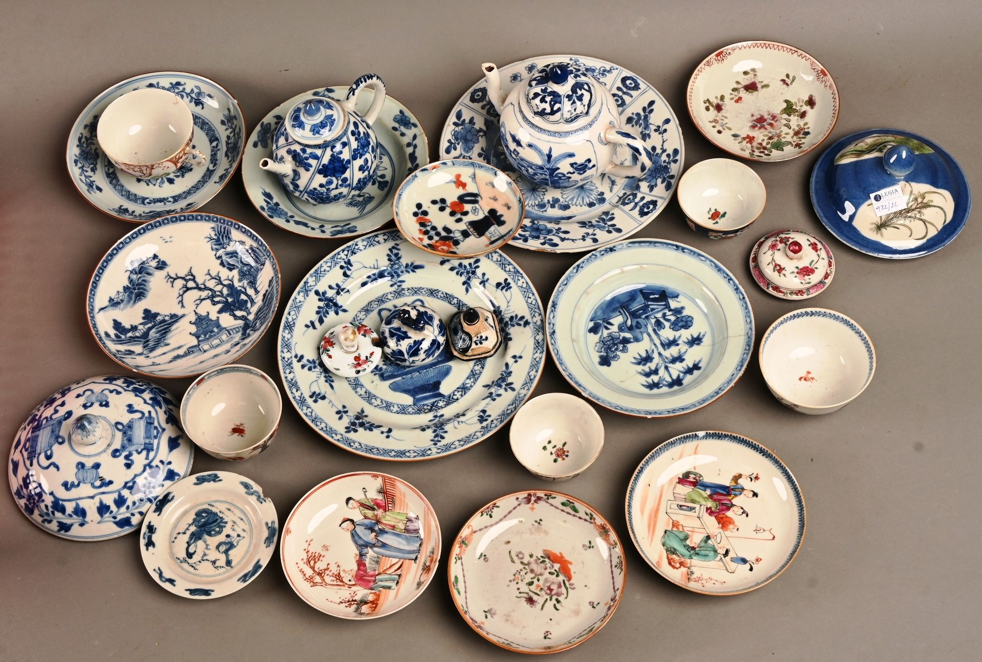 Fond de collection composé de porcelaine 中国。
收集的中国瓷器，碟子，盖子，盘子和茶壶。
各种条件和世纪。按原样（无投&hellip;