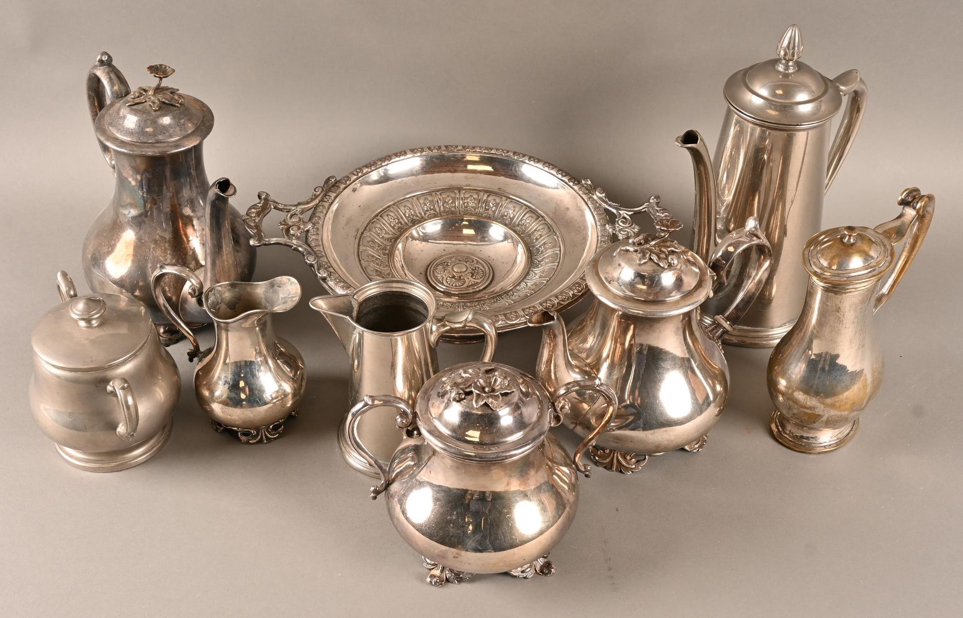 Suite de 9 pièce en métal argenté 9件镀银制品：卡巴雷特部分，各种罐子，容器和碗