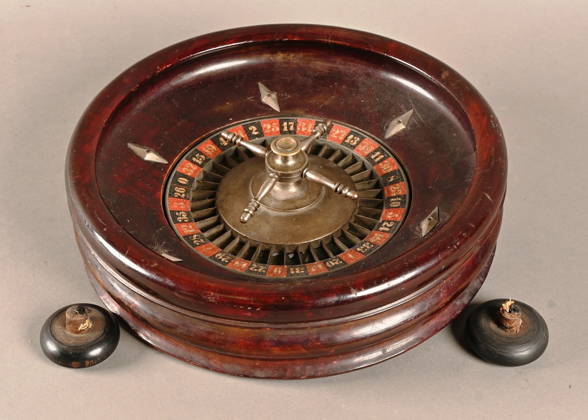Roulette de casino ancienne Antica ruota di roulette da casinò in mogano (sistem&hellip;