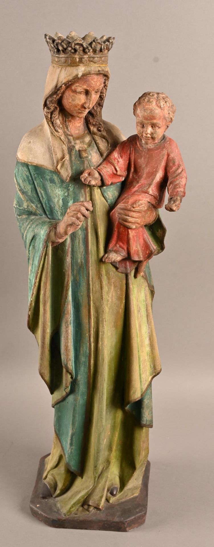 Sculpture en terre cuite d'une madonne à l'enfant. 圣母玛利亚和儿童的陶器雕塑。
20世纪初的模样。
多彩斑驳&hellip;