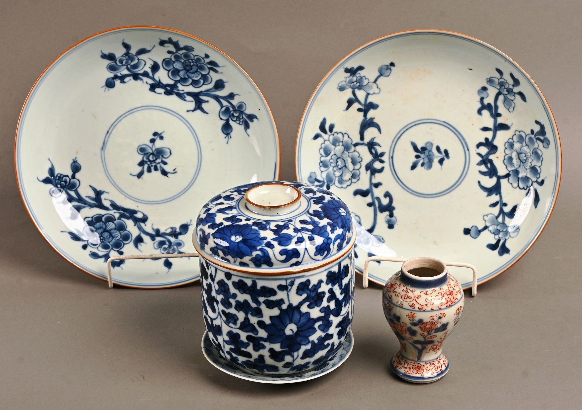 CHINE XVIIIe - Paires d'assiettes CHINA XVIIIth - Pair of blue-white porcelain p&hellip;