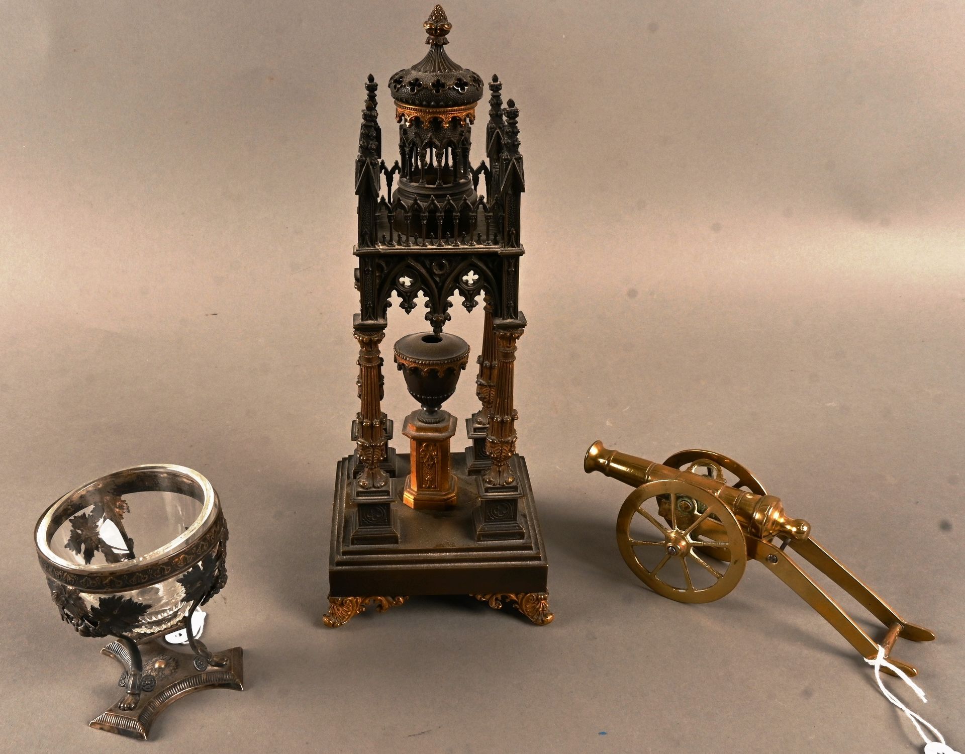 Petit brûle parfum de style troubadour 鎏金青铜和古铜色的小香水瓶（小件缺）高度：25.5厘米
我们附上：
一个雅典形状的&hellip;
