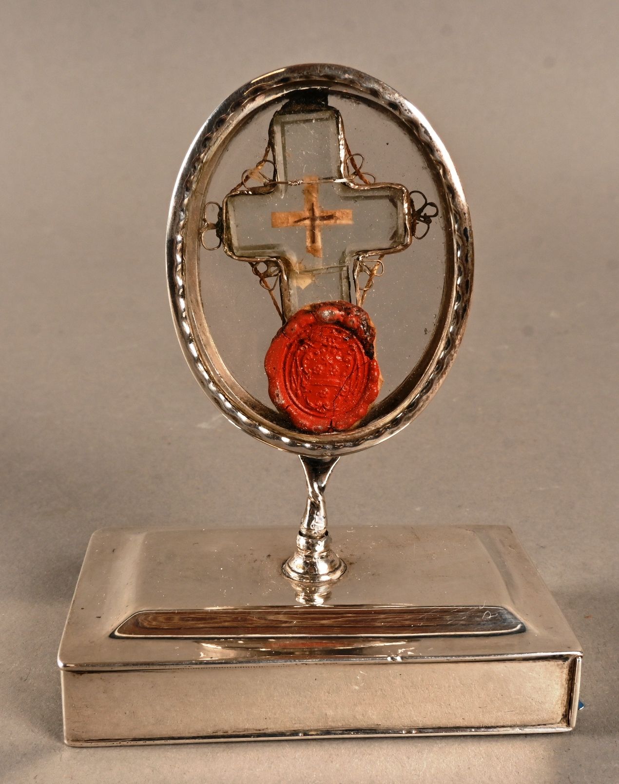 Petite relique d'une croix avec relique 镀银金属椭圆形和镀银金属夹层中的小型十字架遗物，带有遗物和红色蜡封。
高：9厘米
