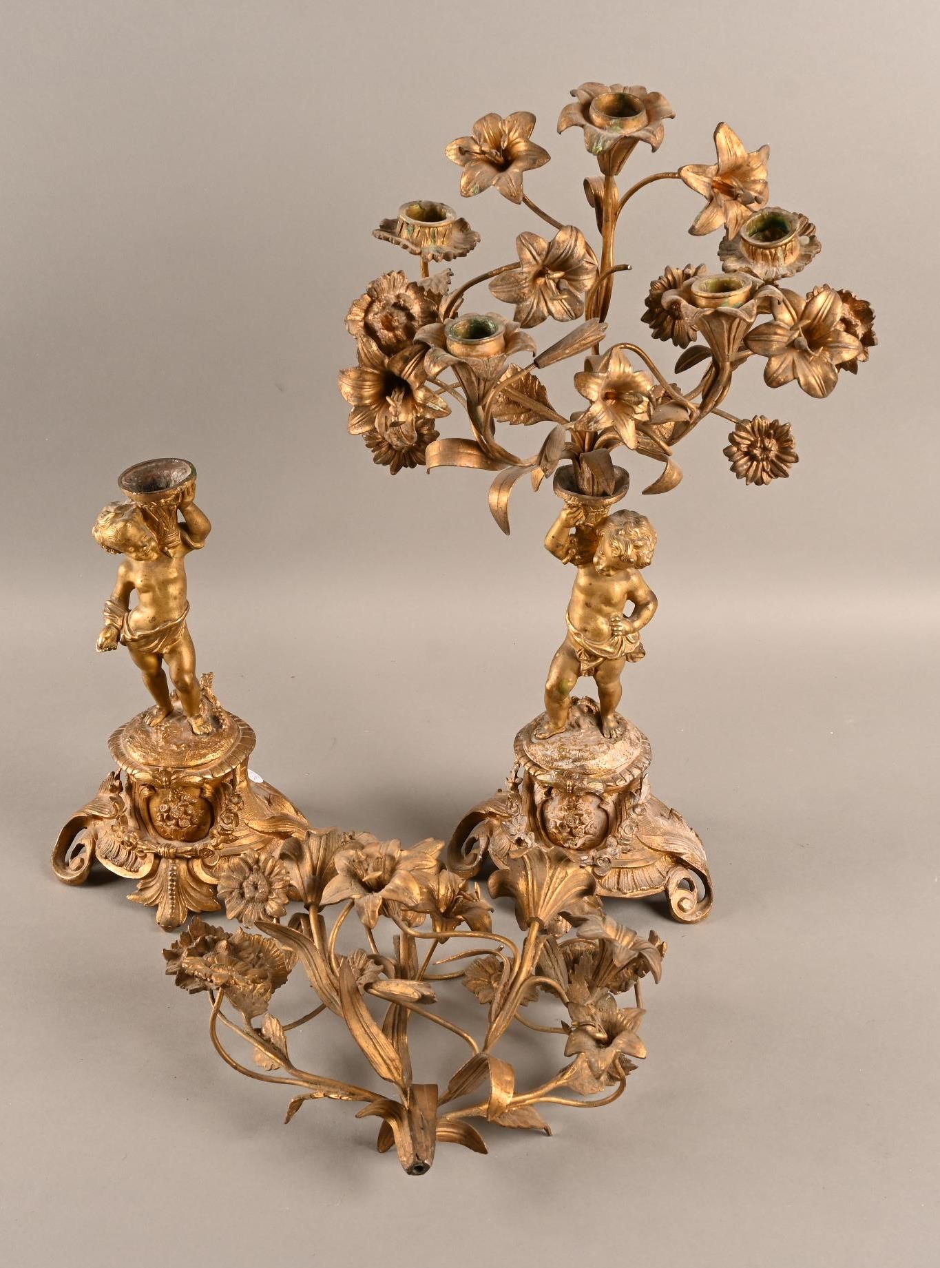 Paire de candélabres aux putt 一对木制烛台，上面有带有树枝的普蒂，有5个灯。
损坏。按原样。
高度：51厘米
法国，19世纪末。