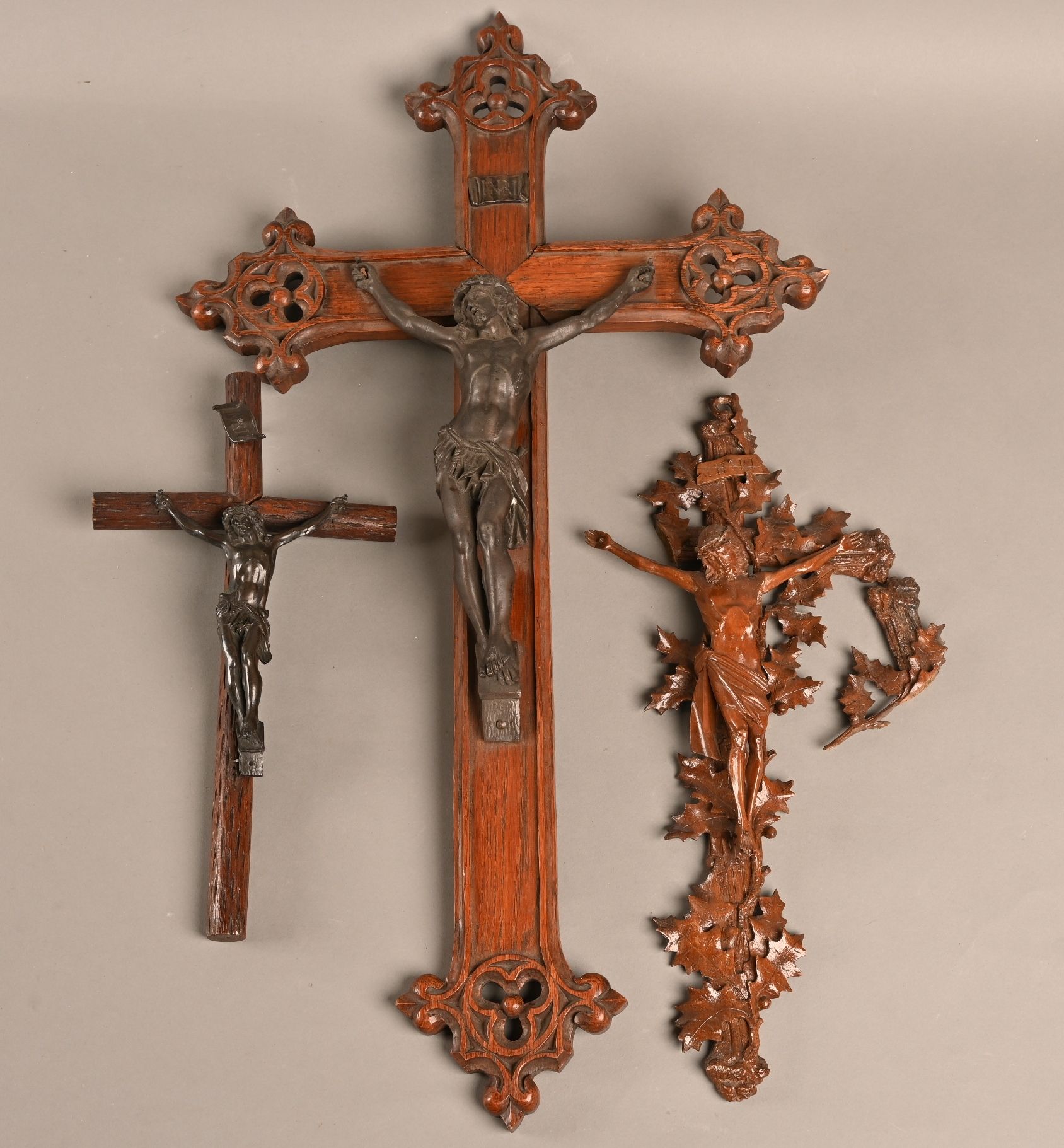 Suite de trois "Christ" en bois et acier. 由三个 "基督 "组成的木制和钢制套房。
原样。
各种高度。