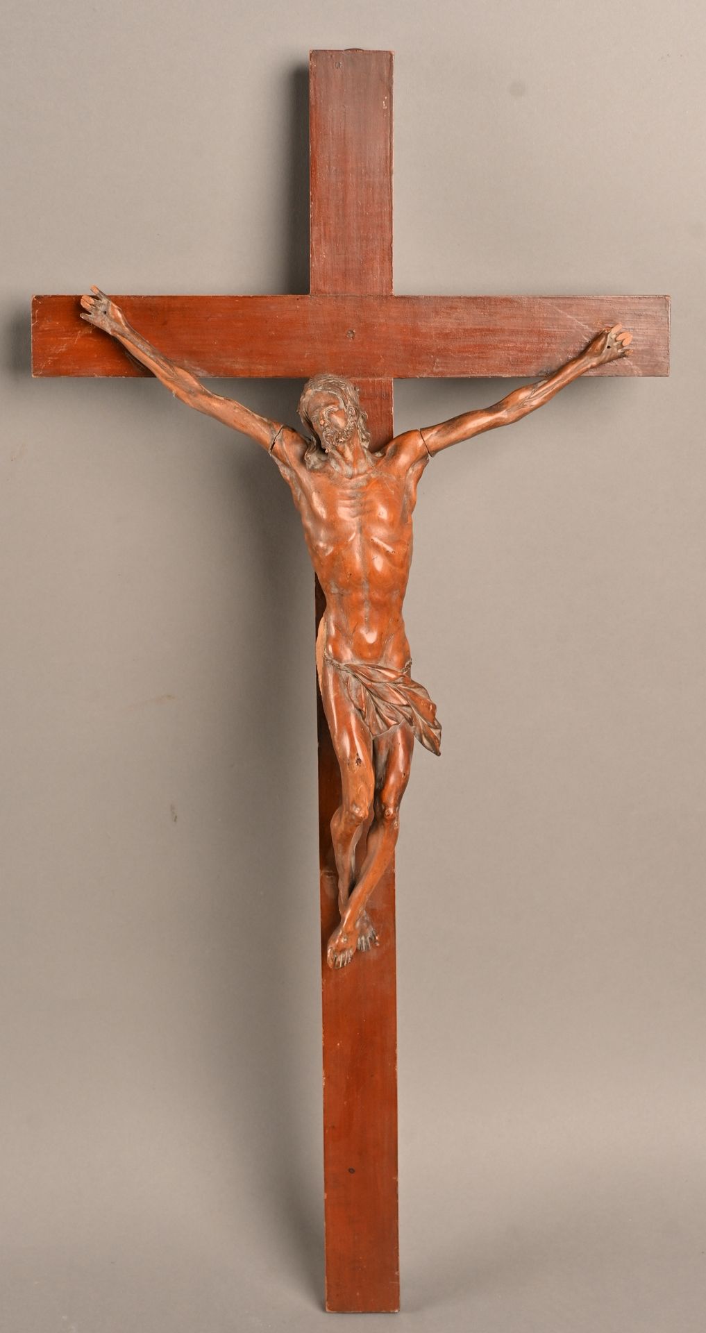 Christ en croix, en bois ( buis) sculpté. 十字架上的基督，木雕（黄杨木）。
损坏和丢失的部分。
高度：36厘米
