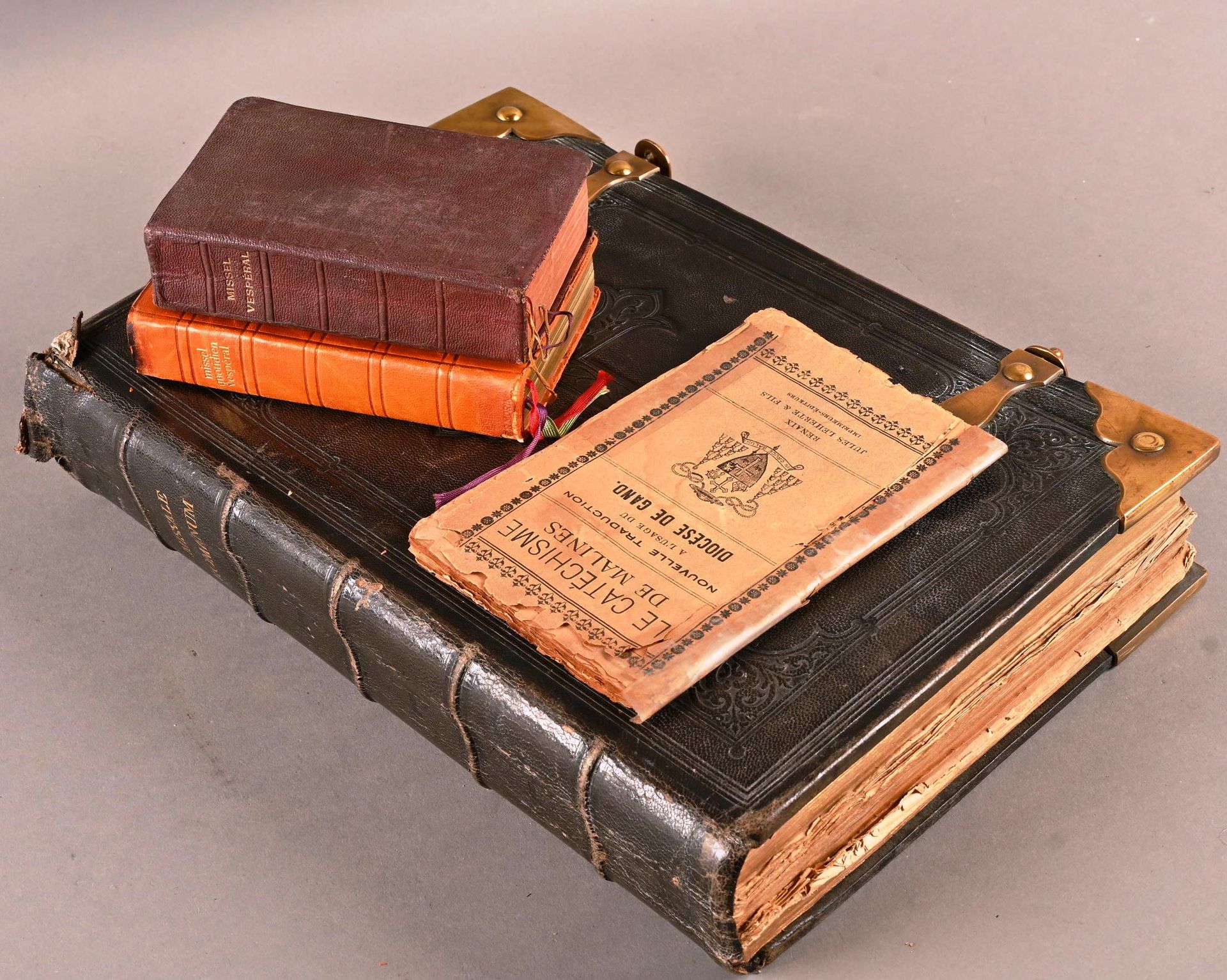Missale Romanum, 1872. Missale Romanum, 1872.
En estado usado con rasgaduras y p&hellip;