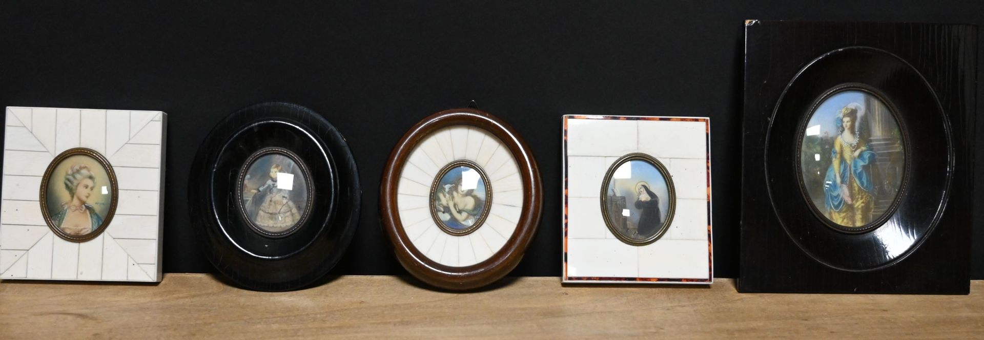 Suite de cinq miniatures 描绘宗教或世俗肖像的五套微型画。
高度：4.5厘米/5厘米/8厘米