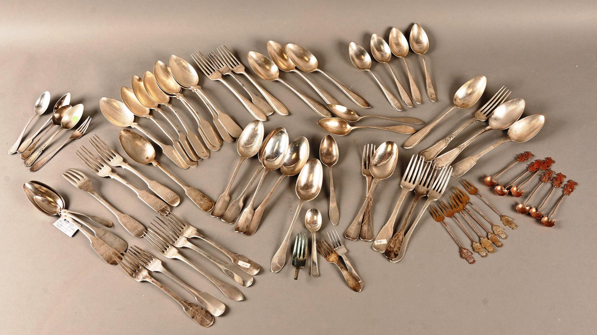 Important lot de couverts en argent Important lot of silver cutlery, from variou&hellip;
