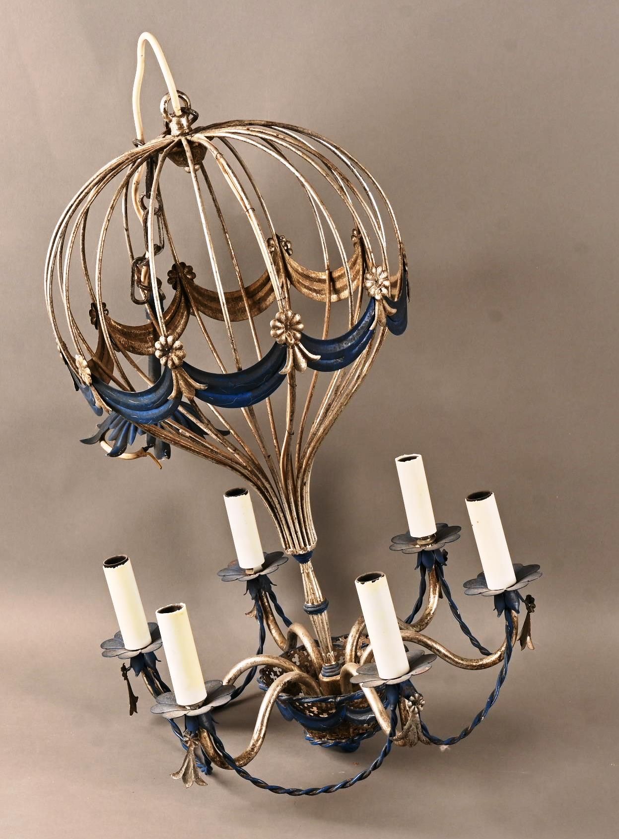 Petit lustre mongolfière en fer peint. 小型喷漆铁制气球吊灯。
有6个光点
高度：+/- 64厘米