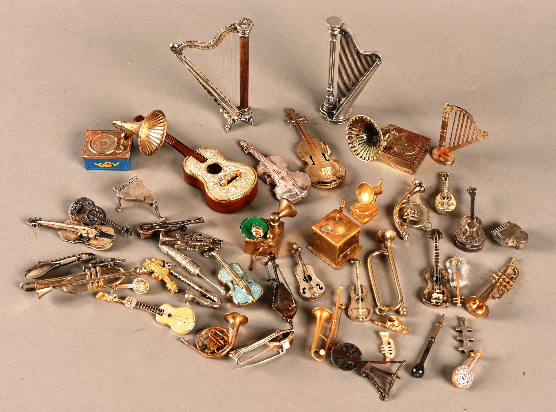 Varia de lots Varia de pièces principalement relative à la musique (instruments)&hellip;