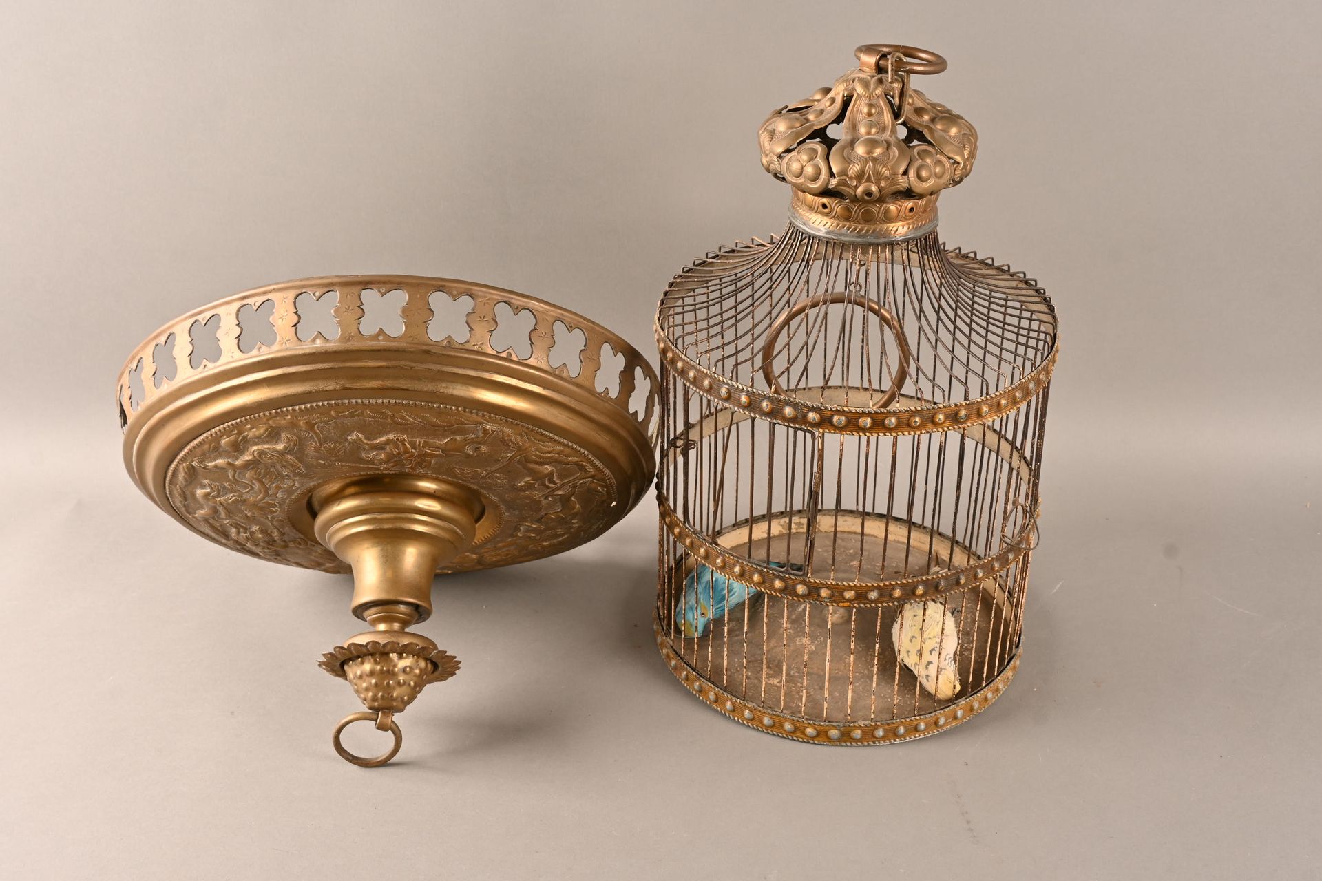 Cage à oiseaux en laiton doré Gilded brass birdcage topped by a crown with repou&hellip;