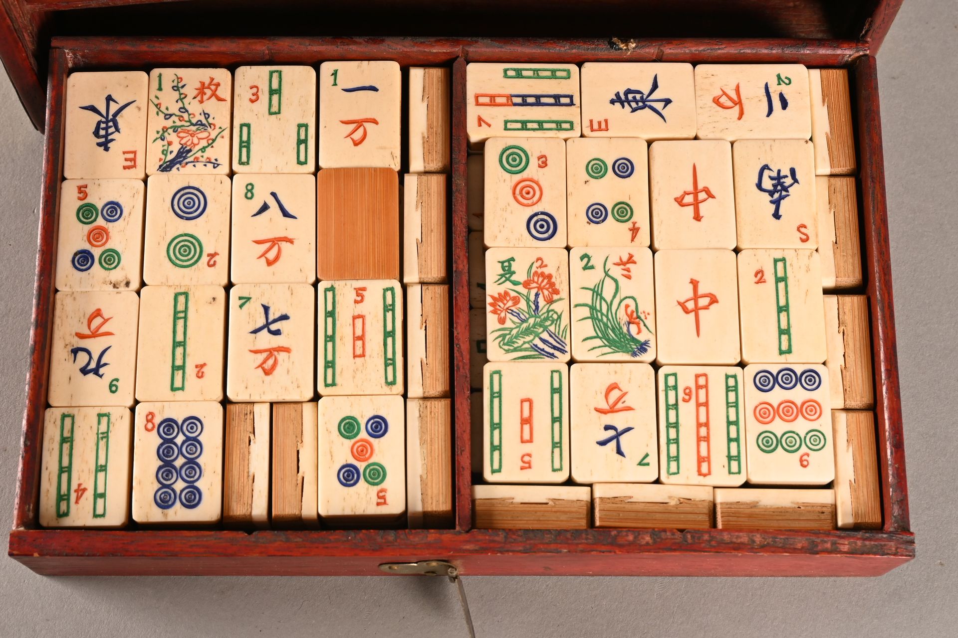 Jeu de Mahjong ALTENLOH à Bruxelles - Caja de juego Mahjong en caoba y latón con&hellip;