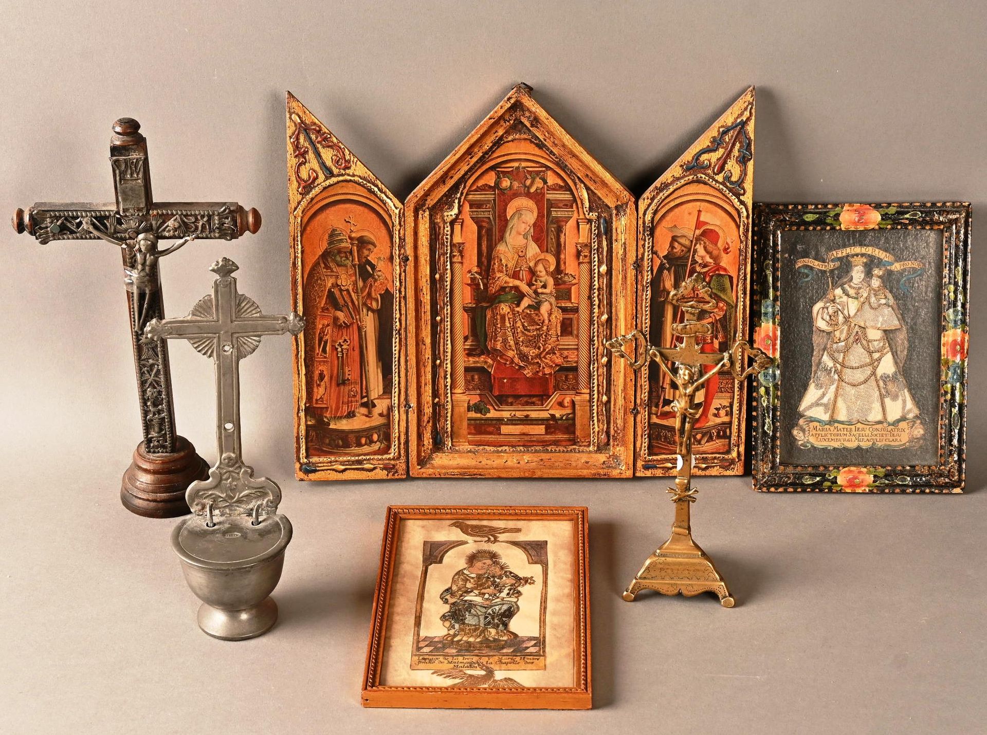 Varia d'objets religieux Varia di oggetti religiosi: due cornici in seta, un tri&hellip;