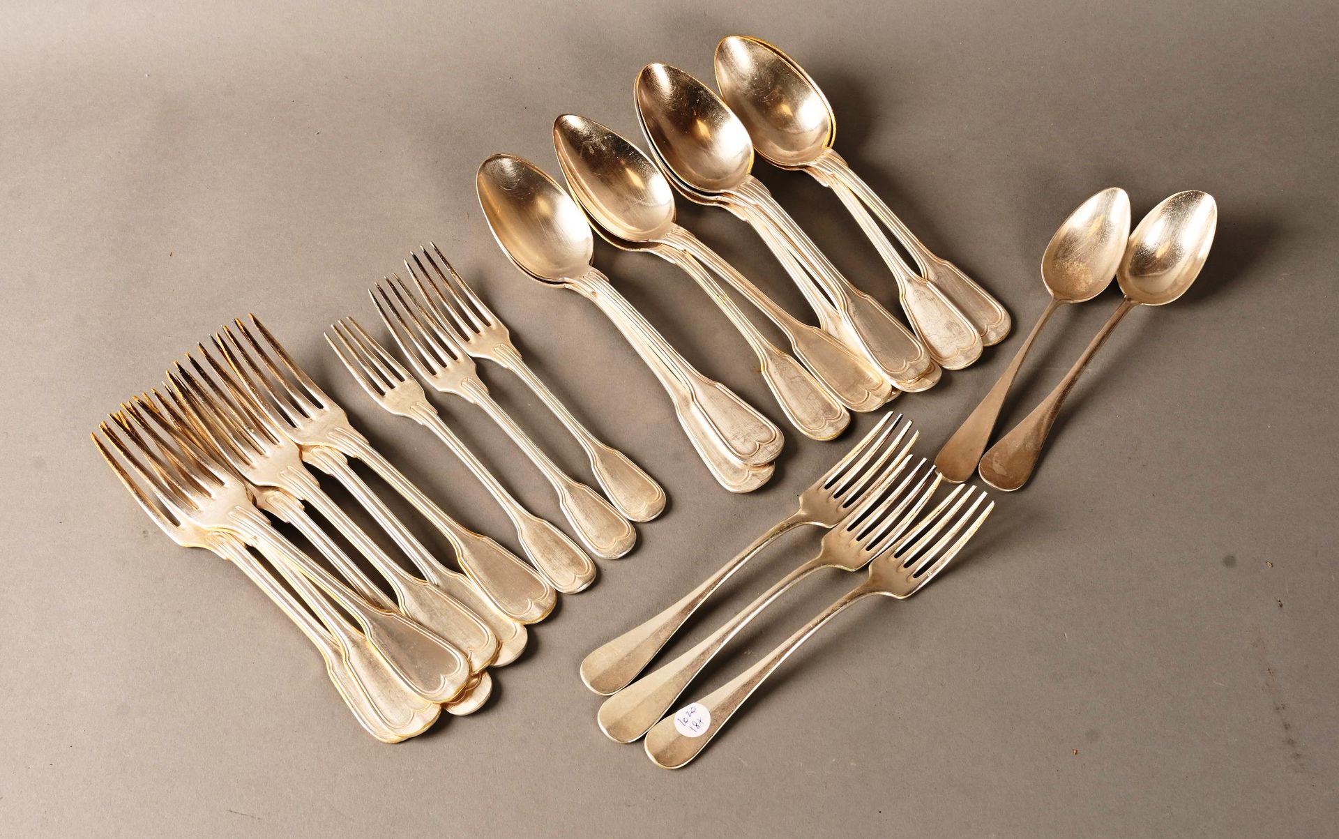 Suite de couverts en métal argenté Suite of silver-plated flatware, filet patter&hellip;