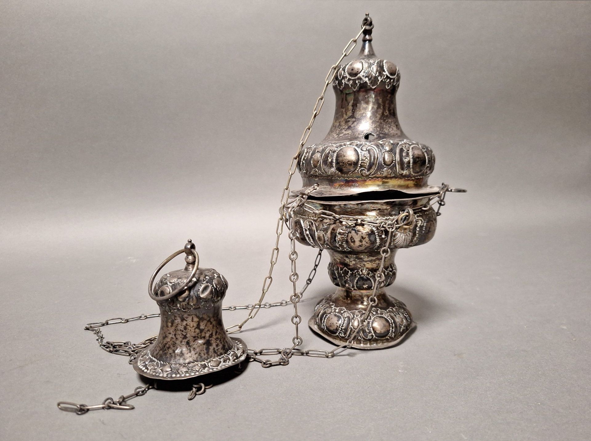 Encensoir en métal argenté . Silver-plated incense burner.
In used condition.
Mi&hellip;