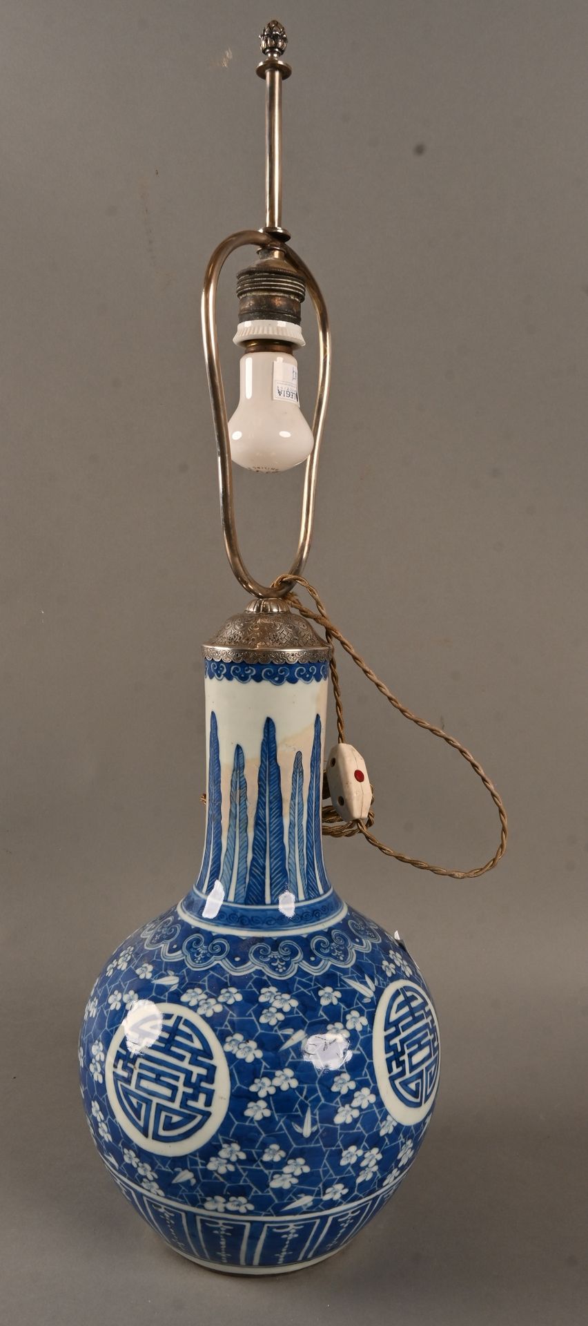 Vase ovoïde en porcelaine de Chine 中国.
中国瓷器卵形花瓶，有蓝色釉下装饰。
被安装成一盏灯。
意外 - 缺少和旧的修复。
&hellip;