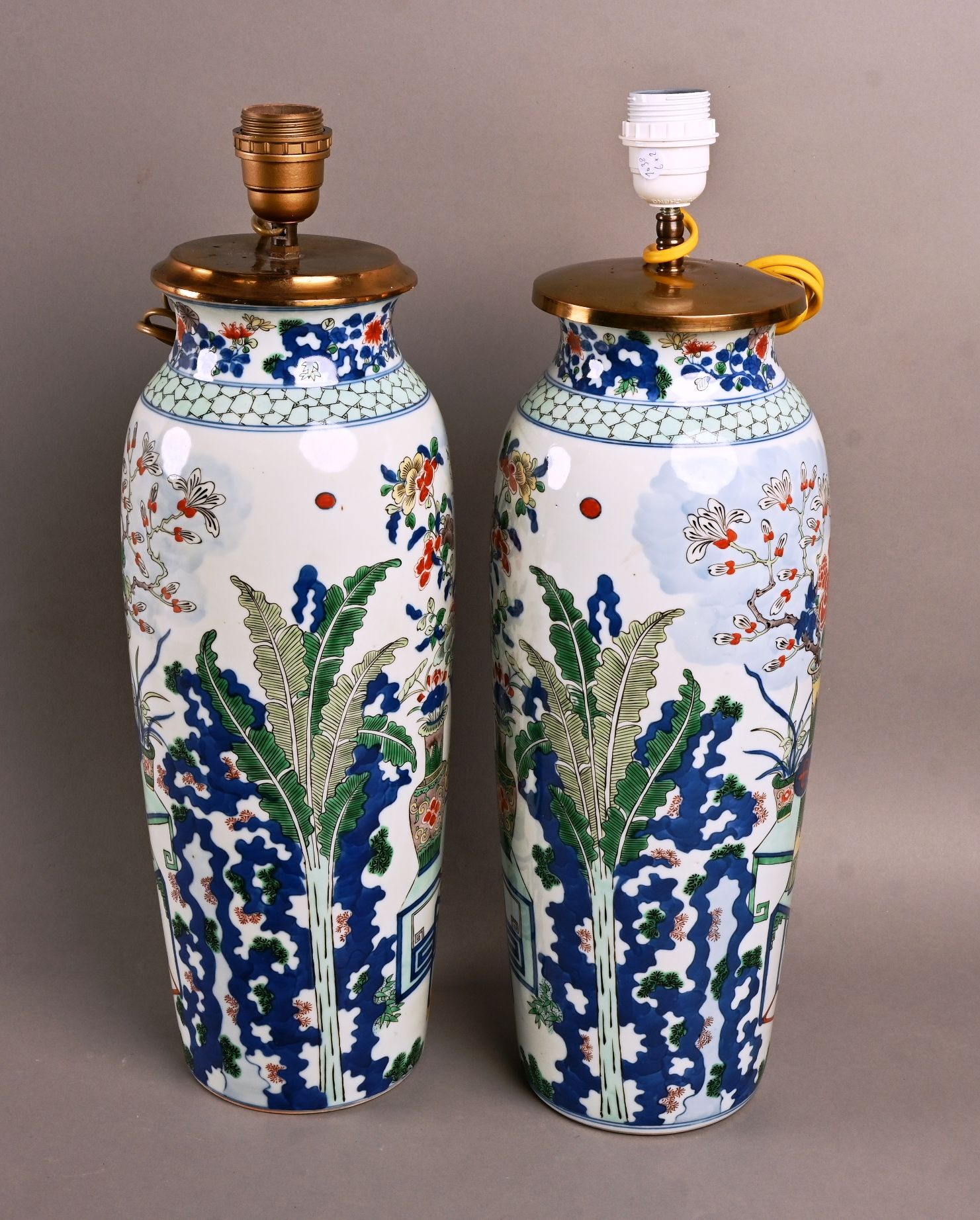 CHINE paire de vases 中国 第XX届 - 一对大型多色瓷花瓶，花瓶上装饰有烟叶、牡丹和花枝 高花瓶：44厘米，花瓶装成灯，但底座下没有穿孔（&hellip;