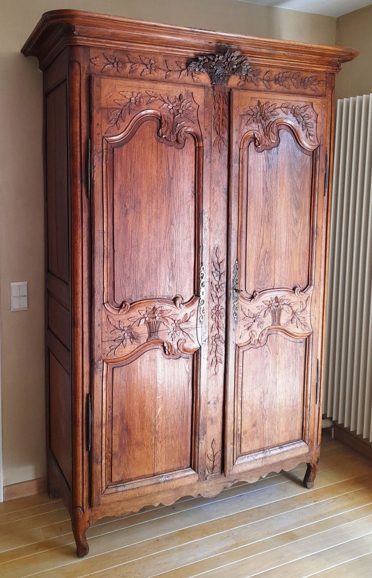 Armoire normande XIXe Norman oak armoire carved with flowers and flowered basket&hellip;