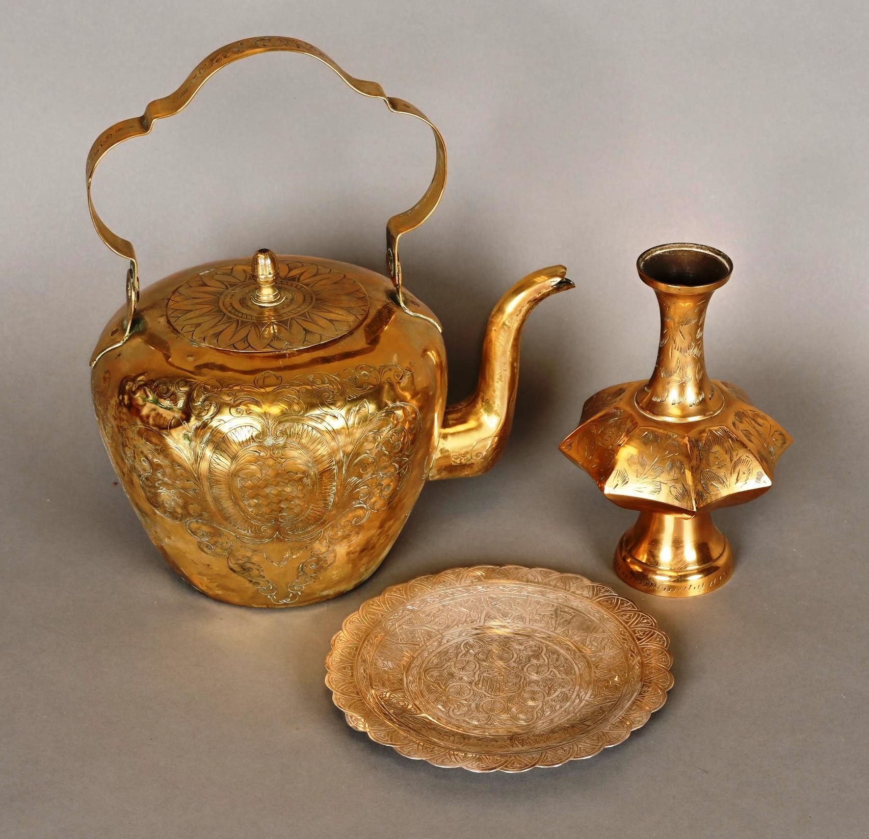 ART ISLAMIQUE - Suite de trois pièces 伊斯兰艺术 - 套装三件：一个茶壶（高：约 15 厘米 - 有磨损和凹痕）、一个黄铜&hellip;