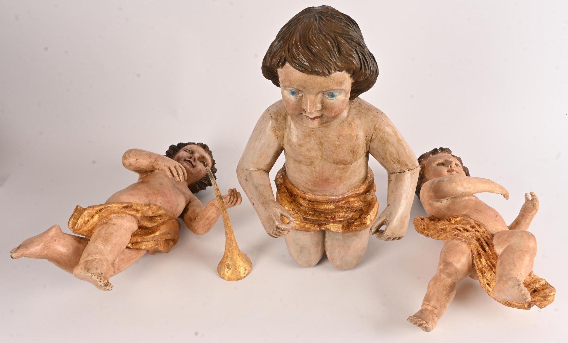 Trois angelots en bois sculpté Suite de trois angelots musiciens en bois sculpté&hellip;