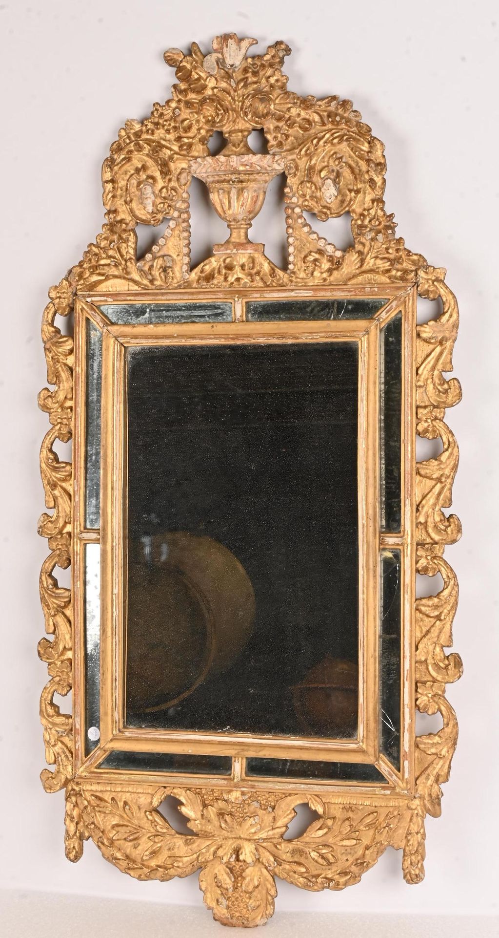 Miroir à fronton Miroir à fronton et parcloses en bois sculpté doré
Petits accid&hellip;