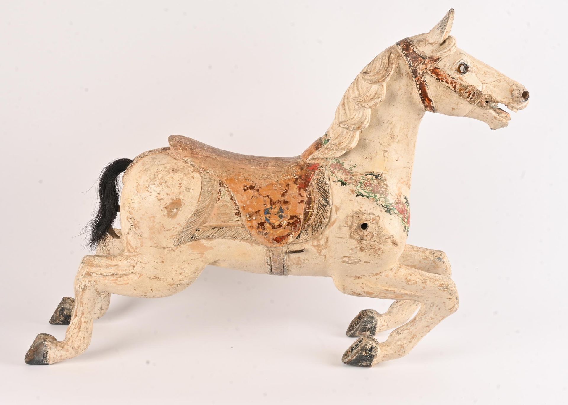 Cheval en bois Cheval de manège en bois sculpté et peint, fin XIXe
Dim: env 72 x&hellip;