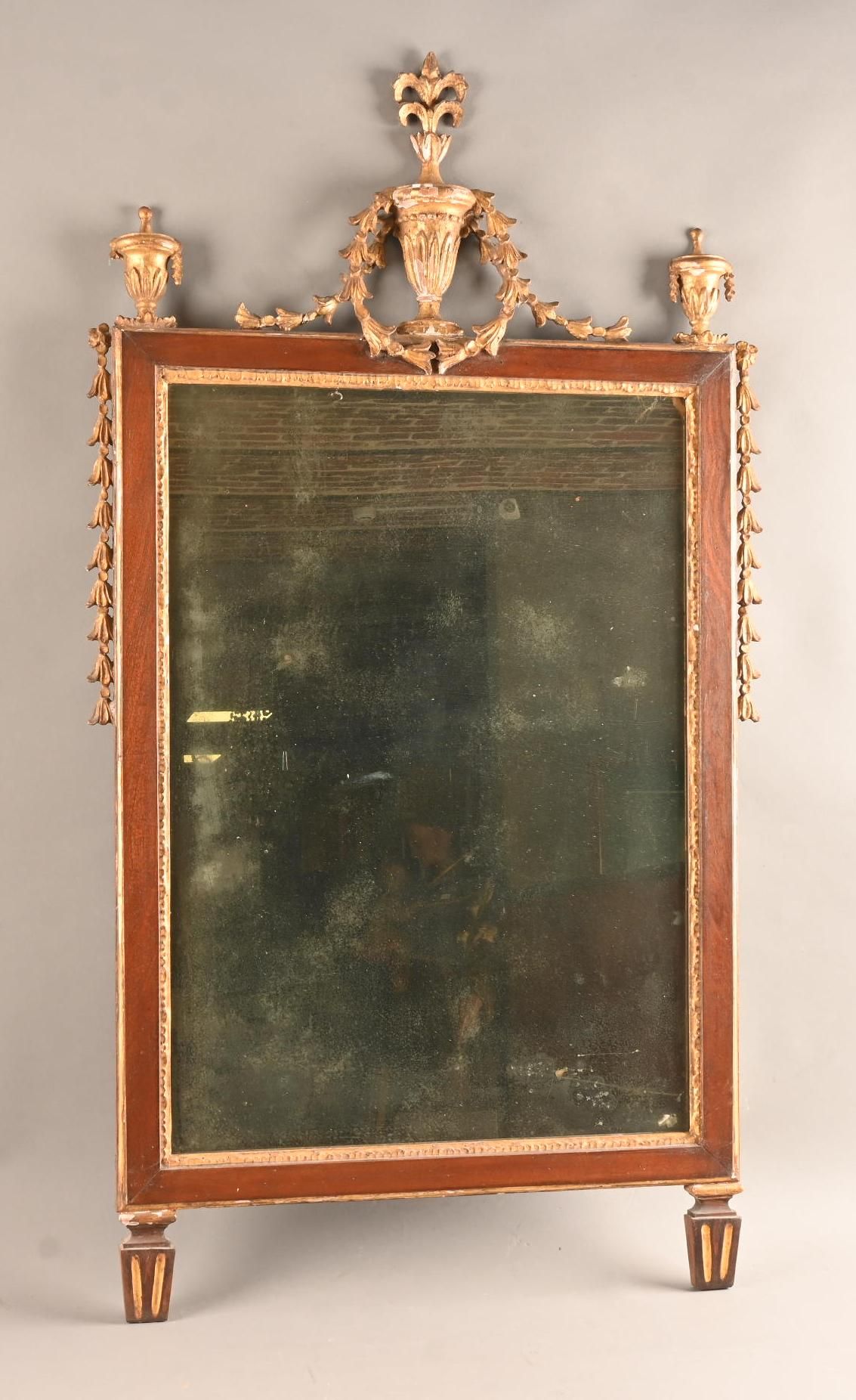 Miroir Louis XVI en bois sculpté et peint. Miroir Louis XVI en bois sculpté et p&hellip;