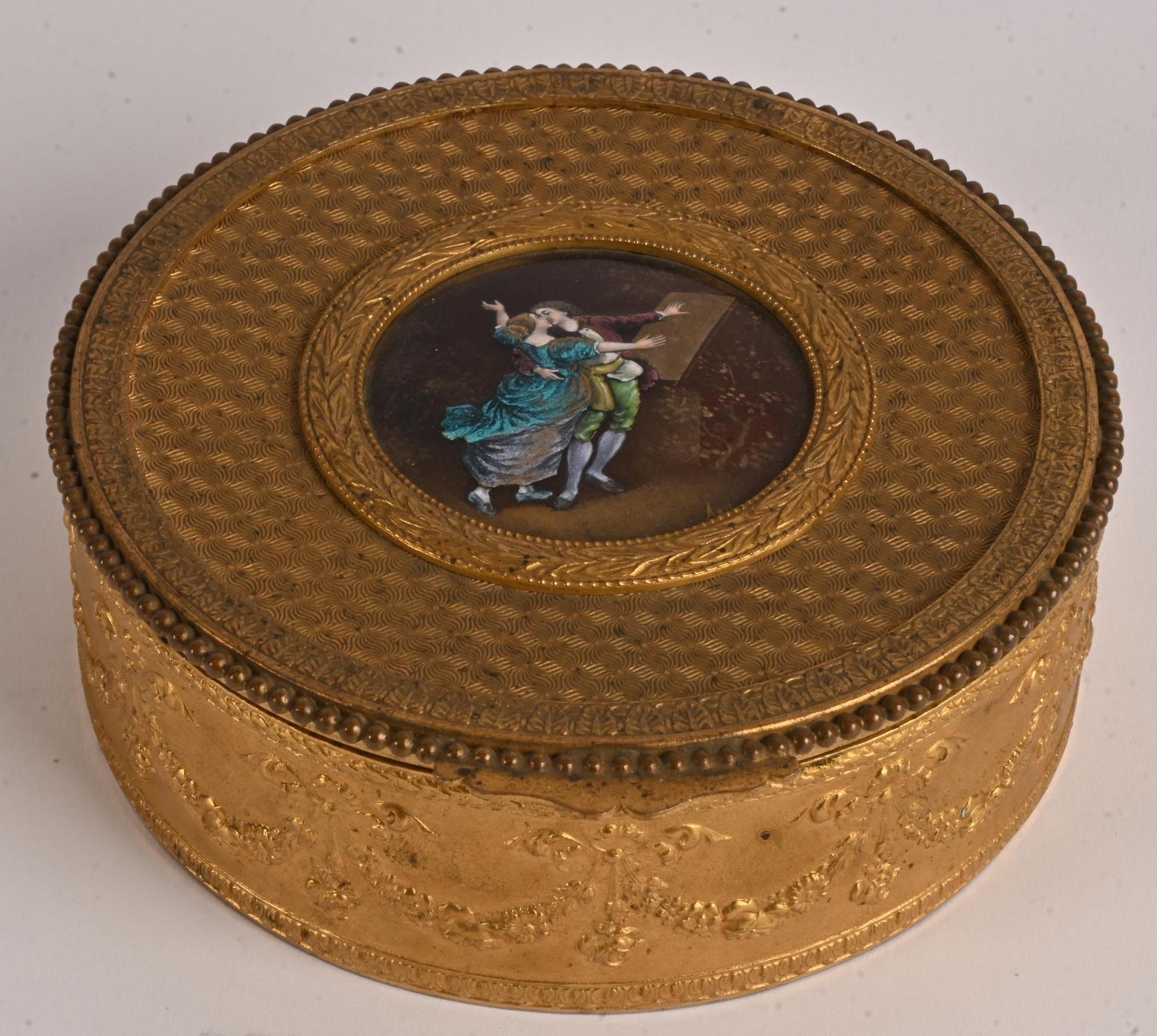Boîte en laiton doré, XIXe Boîte en laiton doré, XIXe, à décor de guirlande sur &hellip;