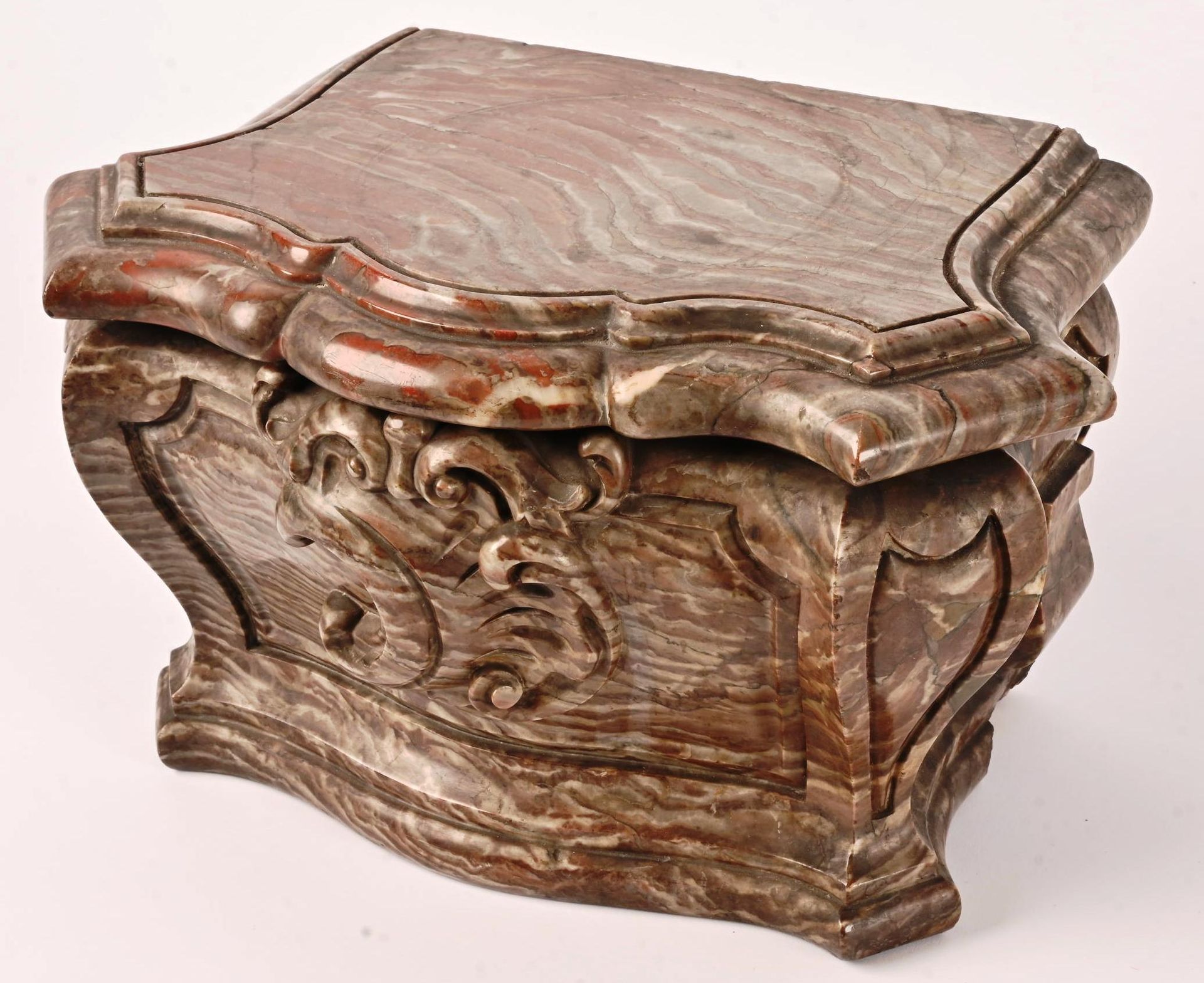 Pot à tabac en marbre brèche 18e siècle en forme de commode Vaso da tabacco del &hellip;