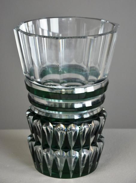 Null Vase en cristal doublé vert en Val Saint Lambert.


H : 22 cm l : 15 cm


P&hellip;