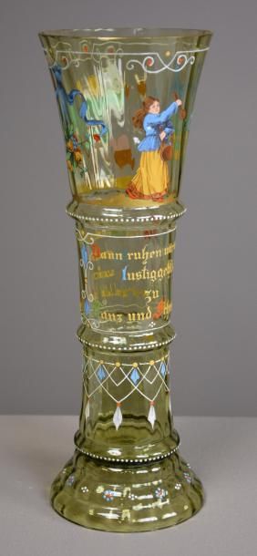 Null Vase soliflore en verre de Bohême.


A décor peint à la gouache de scènes d&hellip;