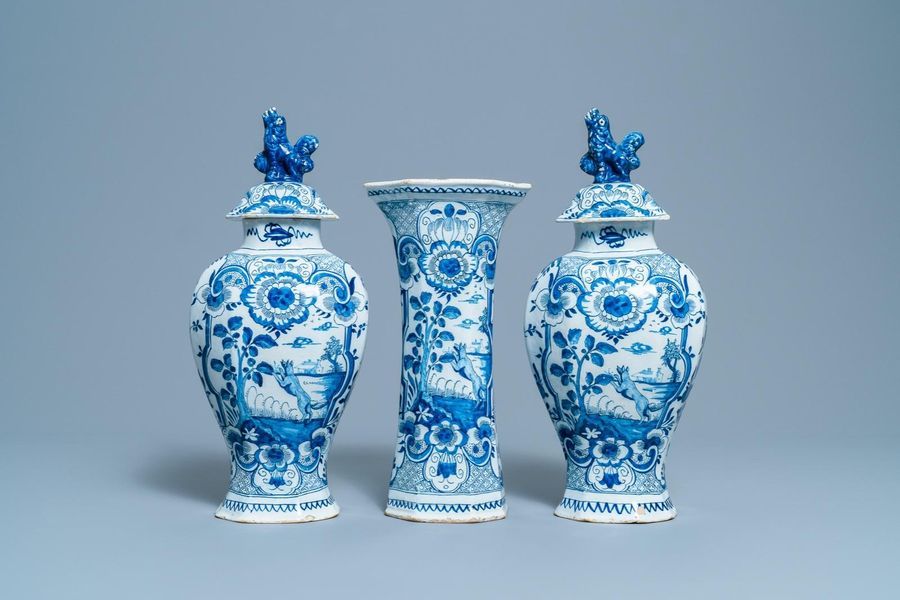 Une garniture de trois vases en faïence de Delft en bleu et blanc, 18ème Vase ho&hellip;