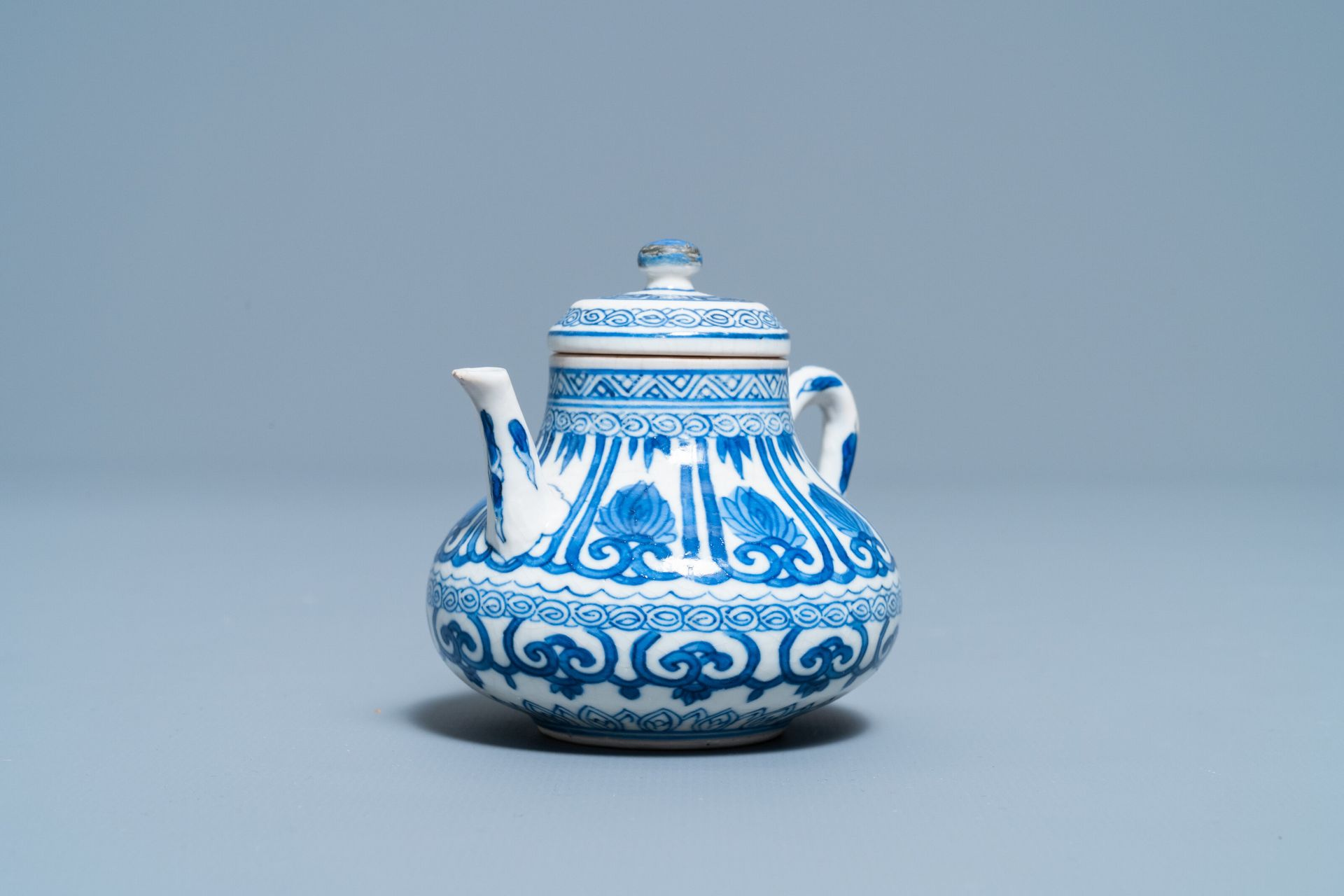Null Une théière miniature en porcelaine de Chine pâte tendre en bleu et blanc, &hellip;
