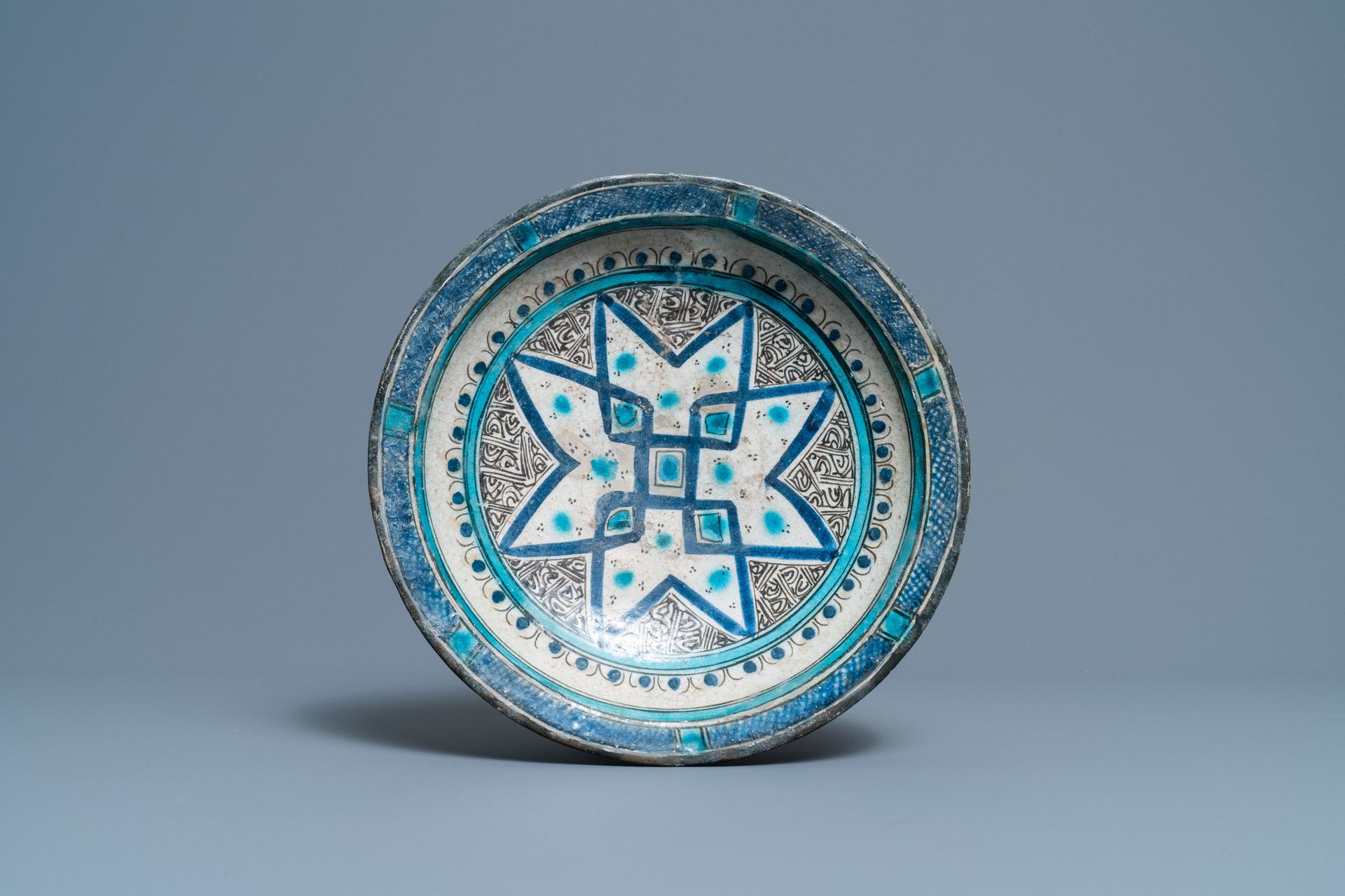Un plat en céramique persane polychrome à décor géométrique, 14ème Dia: 30 cm - &hellip;
